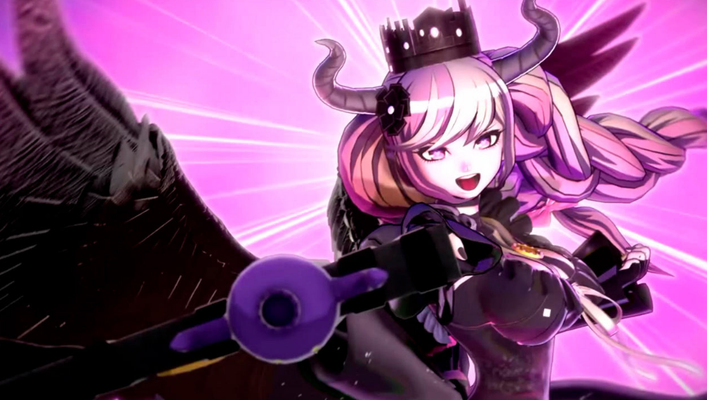 Anime-Charakter mit Hörnern, Krone und Flügeln. Lächelt, hält eine Waffe, mit pinkfarbenem Hintergrund.