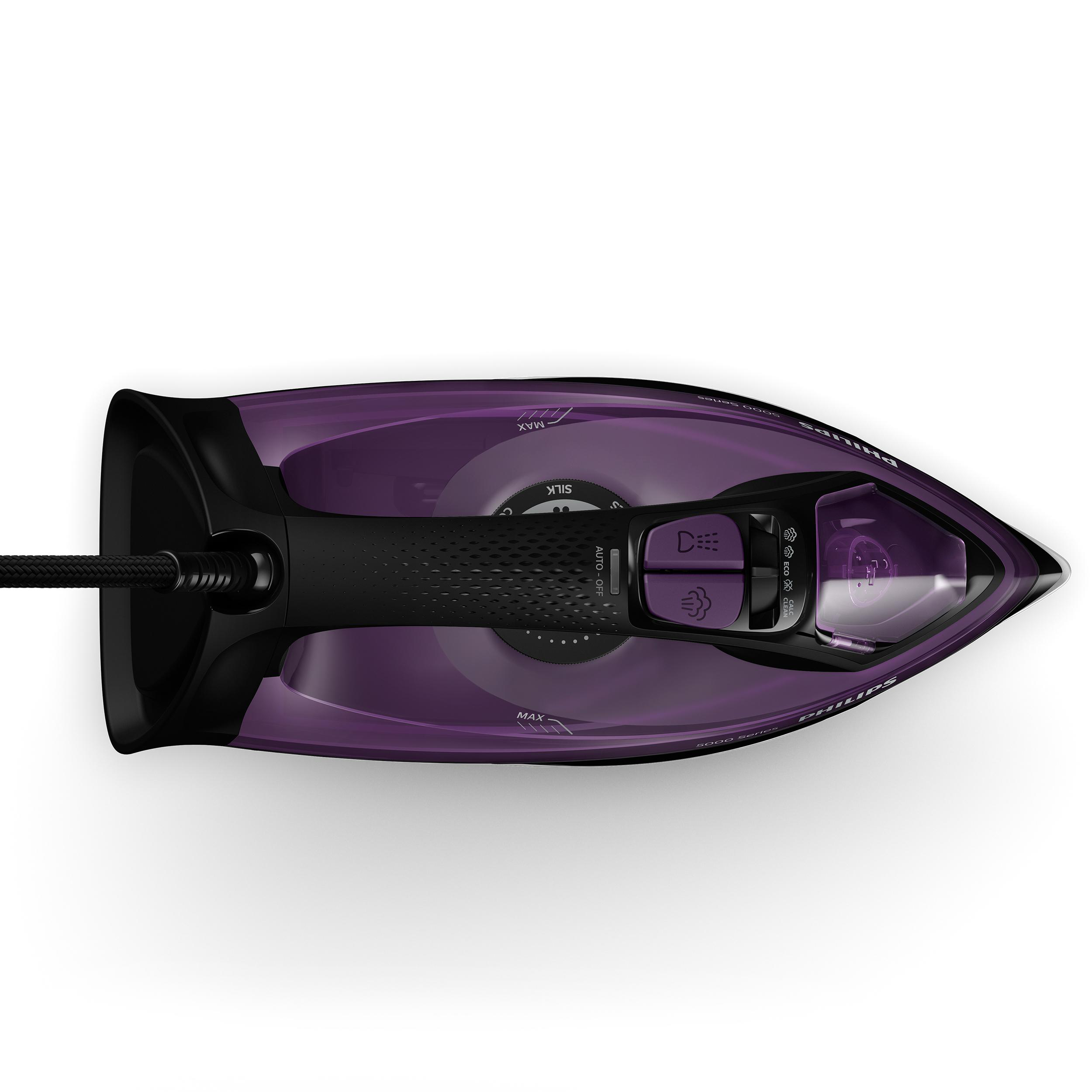 Violettes Bügeleisen mit schwarzem Griff und Netzkabel, von oben auf weißem Grund betrachtet.