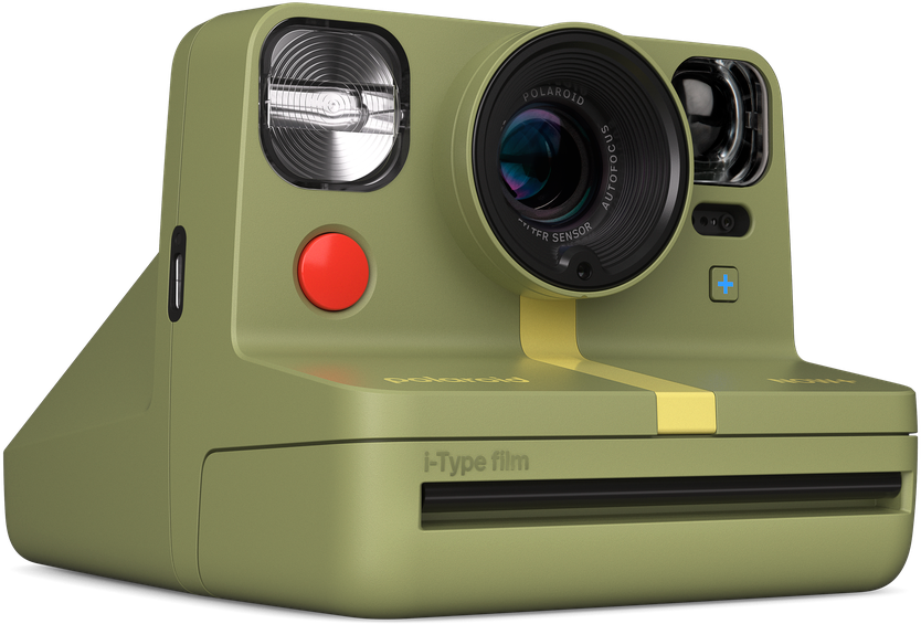 Eine grüne Polaroid Now Kamera mit rotem Knopf und gelbem Streifen.