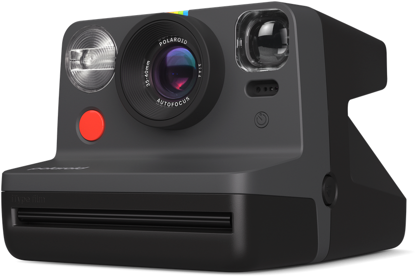 Eine graue Polaroid Now Kamera. Sie hat einen roten Knopf, Blitz und ein Objektiv mit dem Polaroid Logo.
