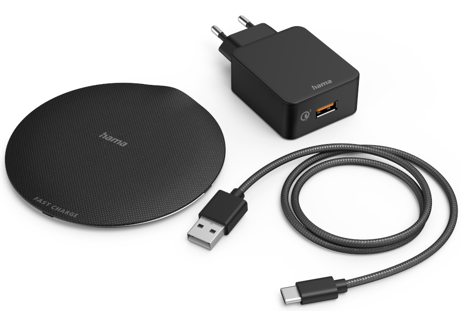 Chargeur sans fil, adaptateur secteur et câble USB sur fond blanc.
