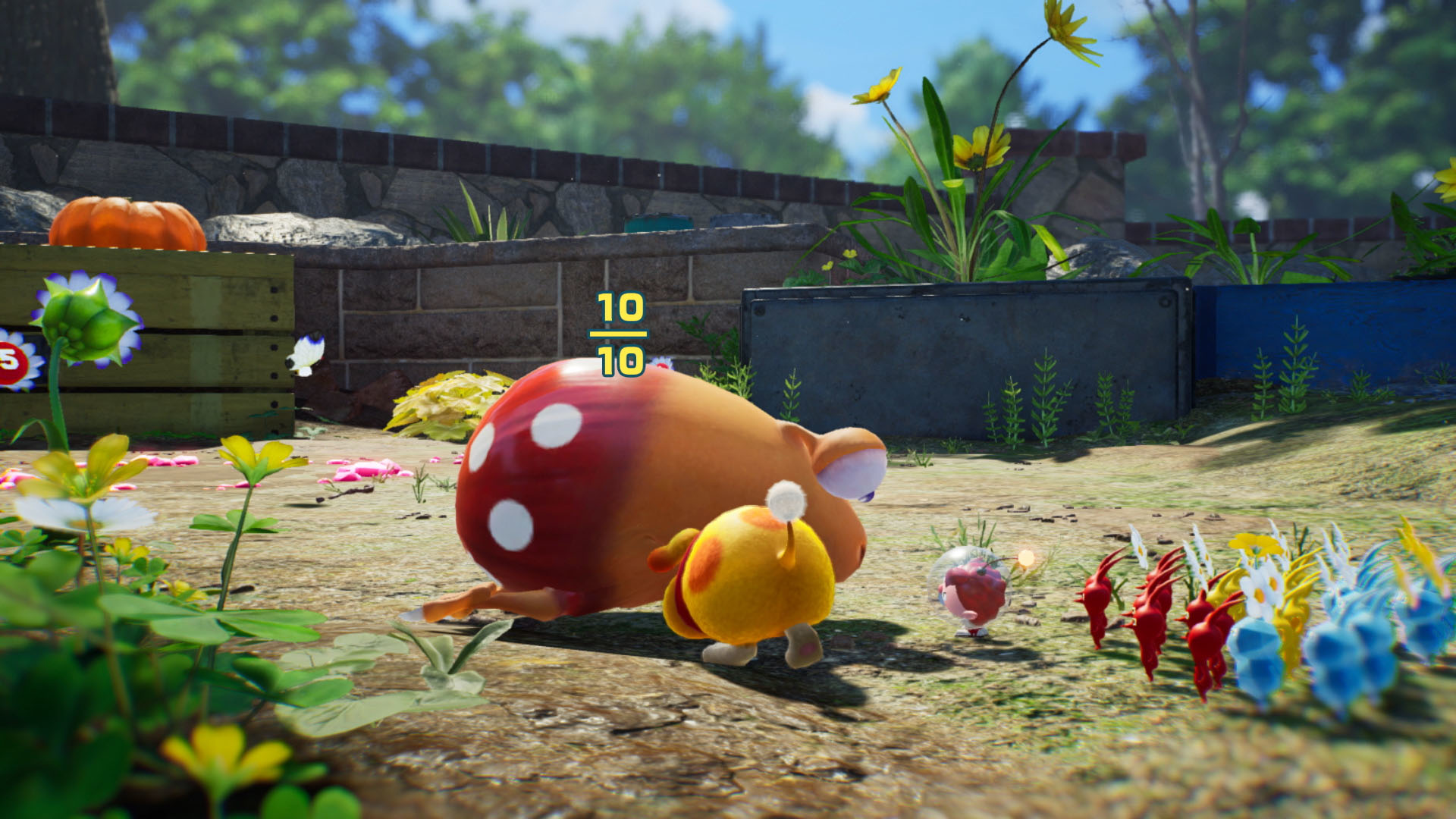Scena di gioco con personaggi dei cartoni animati. Uno corre con altri vicino a fiori e una recinzione.