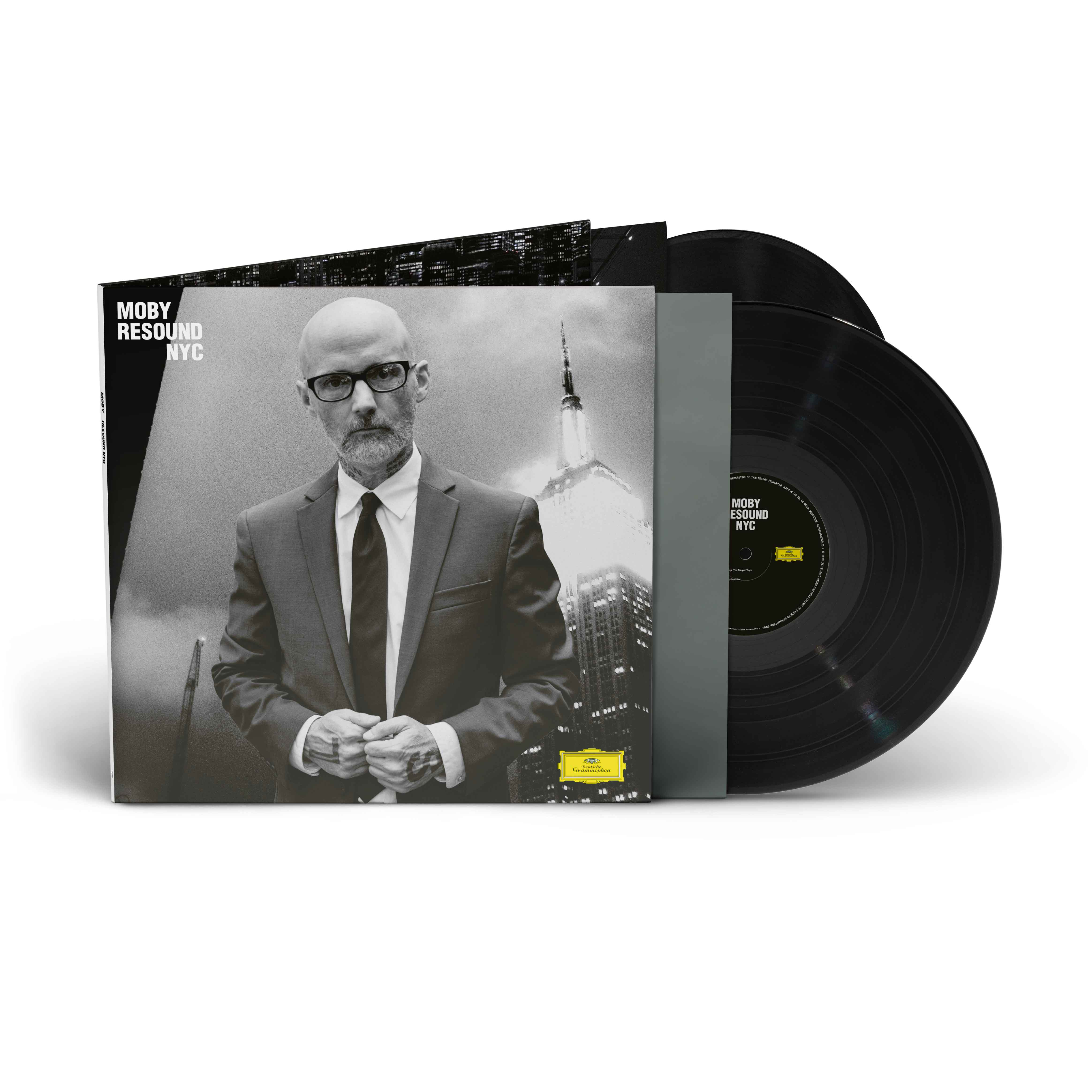 Moby-Albumcover mit Foto von Moby und Schallplatten.