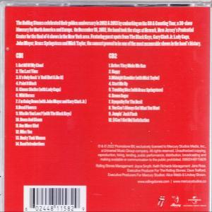 CD-tok hátulja piros háttérrel, a The Rolling Stones-ról szóló szöveggel, a számlistával és vonalkóddal.