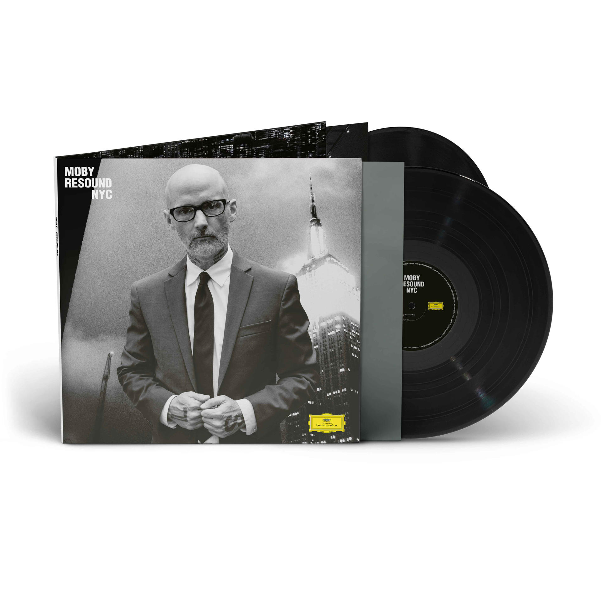 Albumcover mit Moby im Anzug, Skyline von NYC und Vinylplatten.