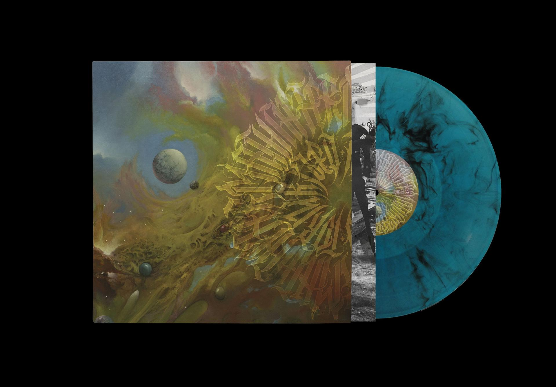 Vinylplatte in Hülle, teal und schwarz, abstrakte Kunst, schwarzer Hintergrund.
