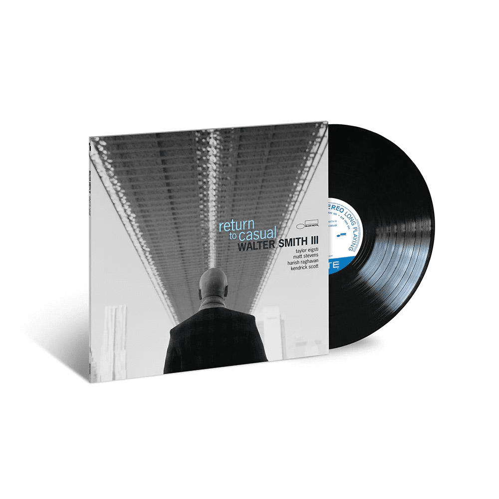Eine Vinyl-Schallplatte und Hülle. Die Hülle zeigt einen Mann unter einer Brücke.