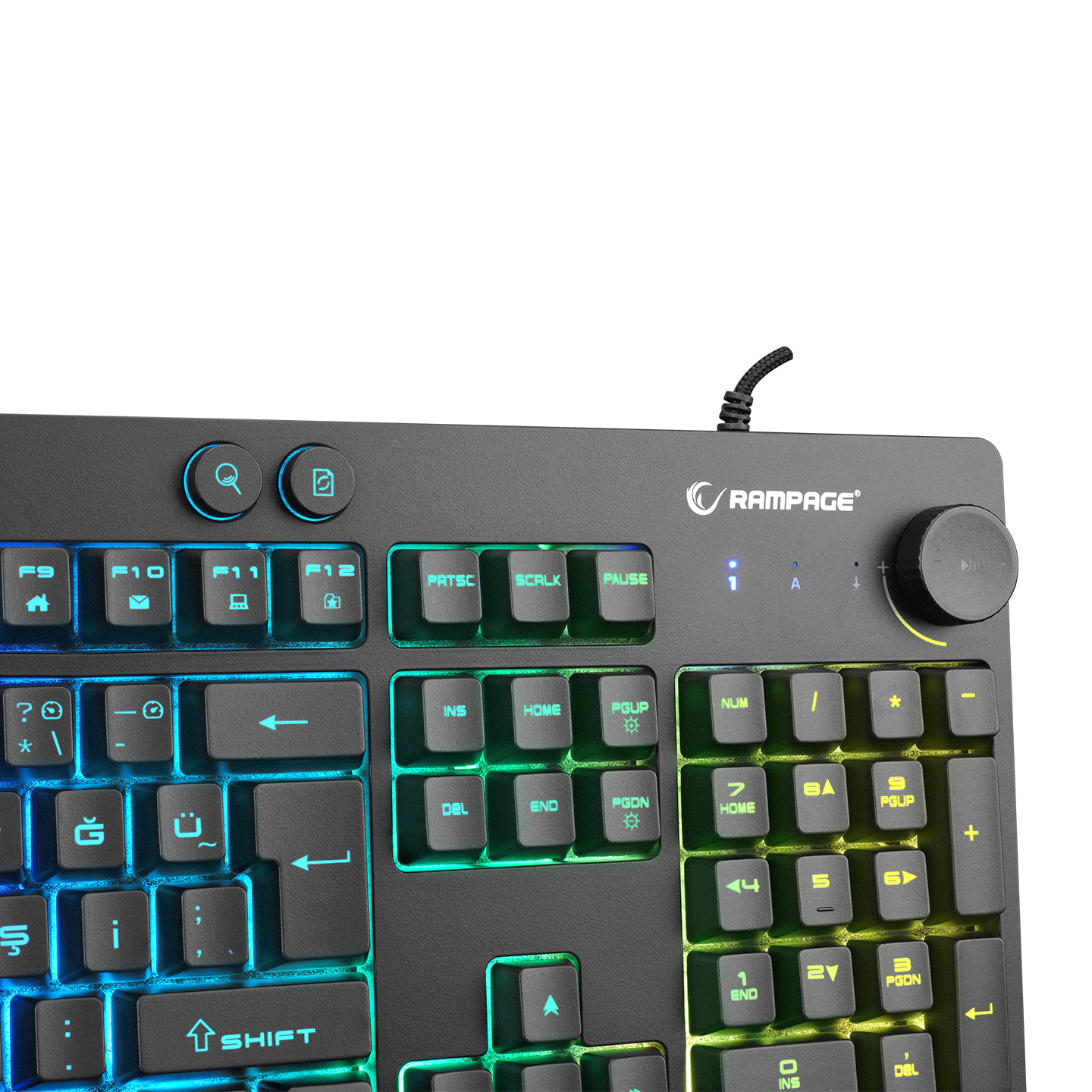 Aydınlatmalı tuşlara sahip siyah ve mavi bir oyun klavyesinin yakın çekimi.