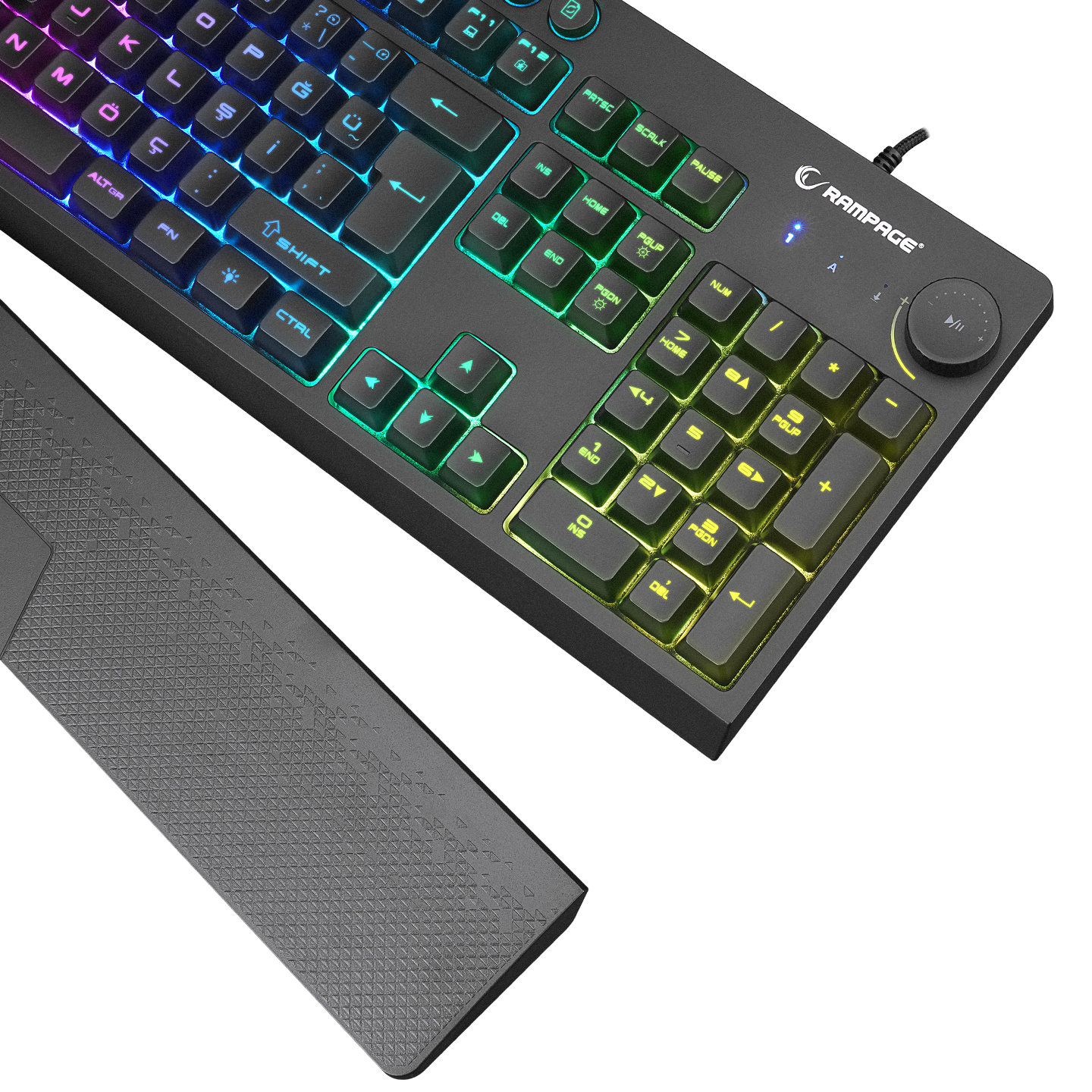 Renkli ışıklara sahip bir oyun klavyesi. Bilek desteği var ve Rampage logosu görünür.