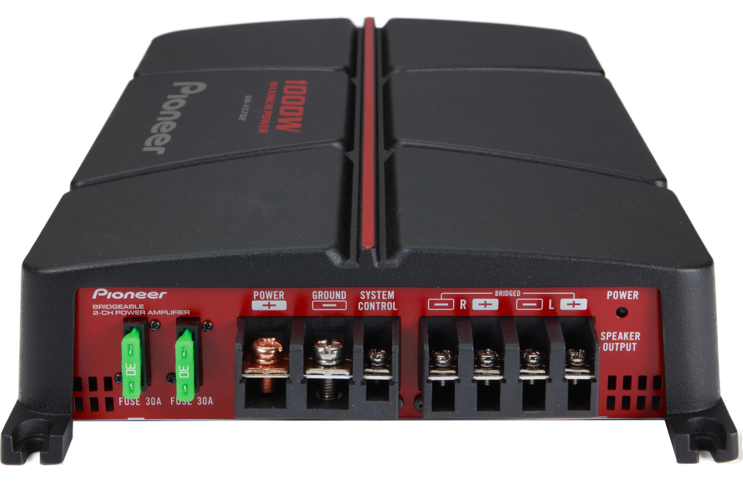 Fekete és piros Pioneer 1000W-os autóerősítő különféle csatlakozó portokkal.