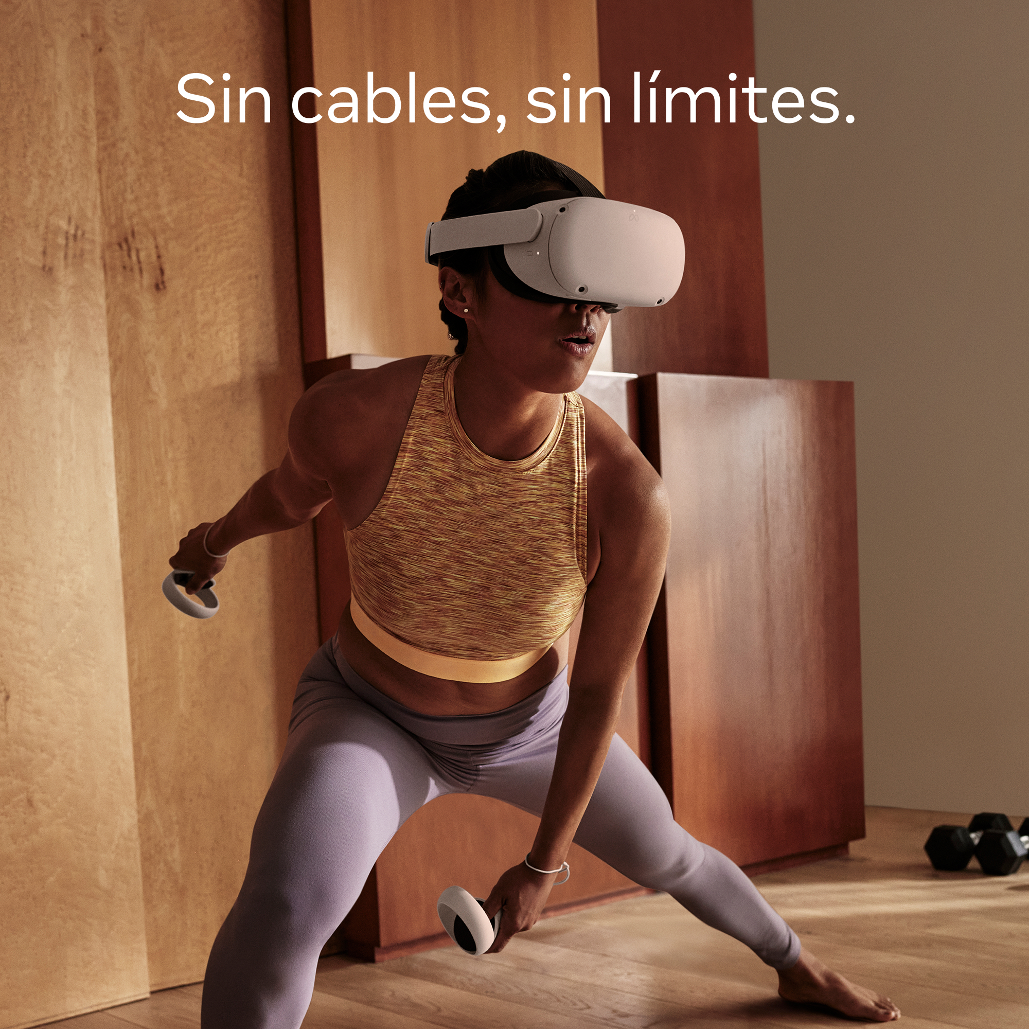 Mujer con auriculares VR con pesas, entrenando. Fondo de madera y luz.