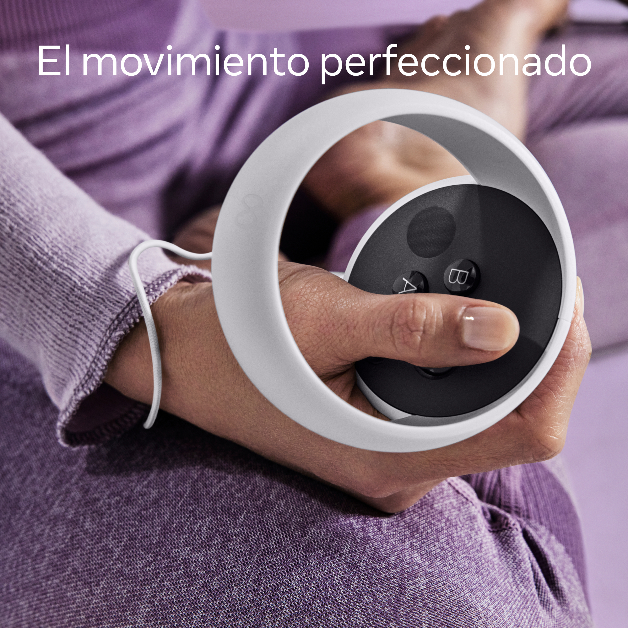 Persona sosteniendo un controlador circular blanco con botones. Ropa morada, primer plano.