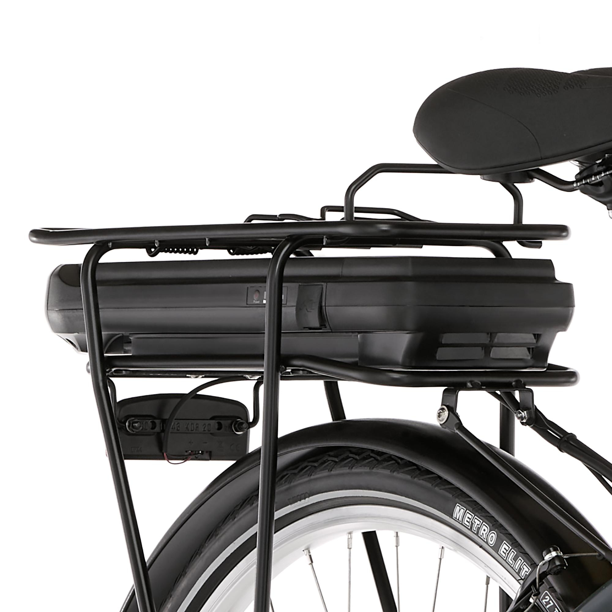 Ein schwarzer E-Bike-Akku auf einem Gepäckträger montiert, mit schwarzem Fahrradsitz und Reifen sichtbar.