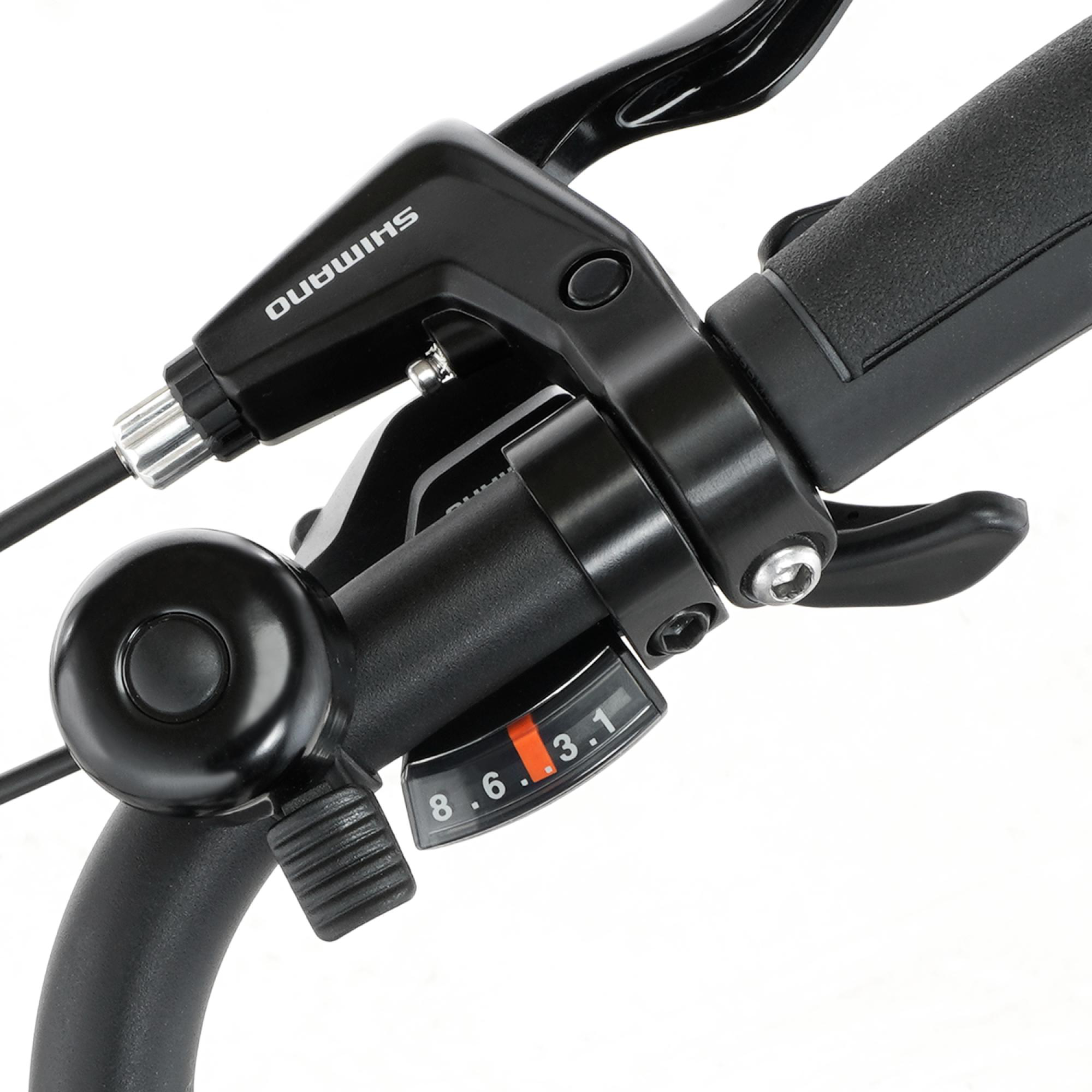 Nahaufnahme eines Fahrradlenkers mit Shimano-Gangschaltung, Bremshebel und Klingel.