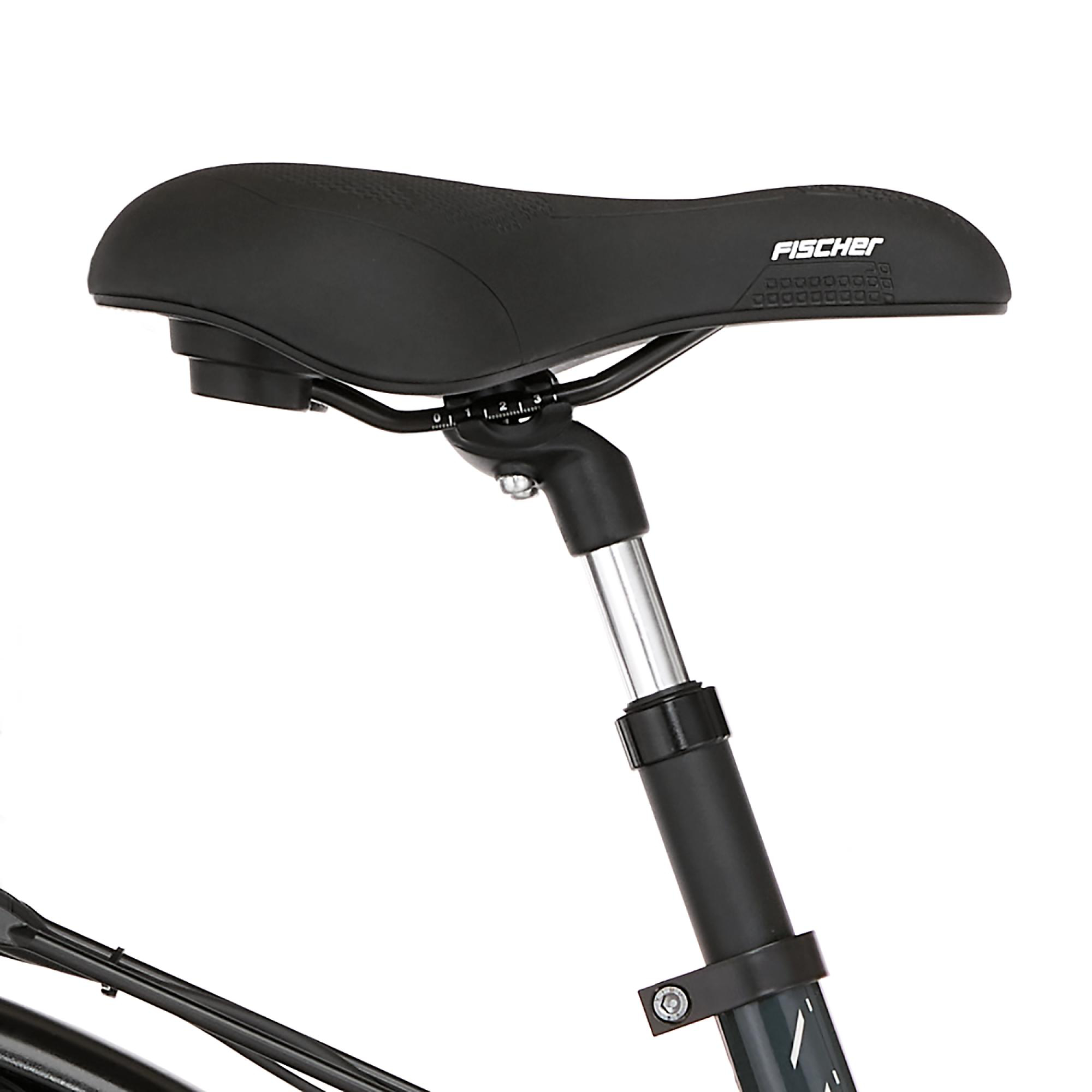 Schwarzer Fahrradsattel und Sattelstütze mit silbernem Verstellmechanismus. Weißer Hintergrund.