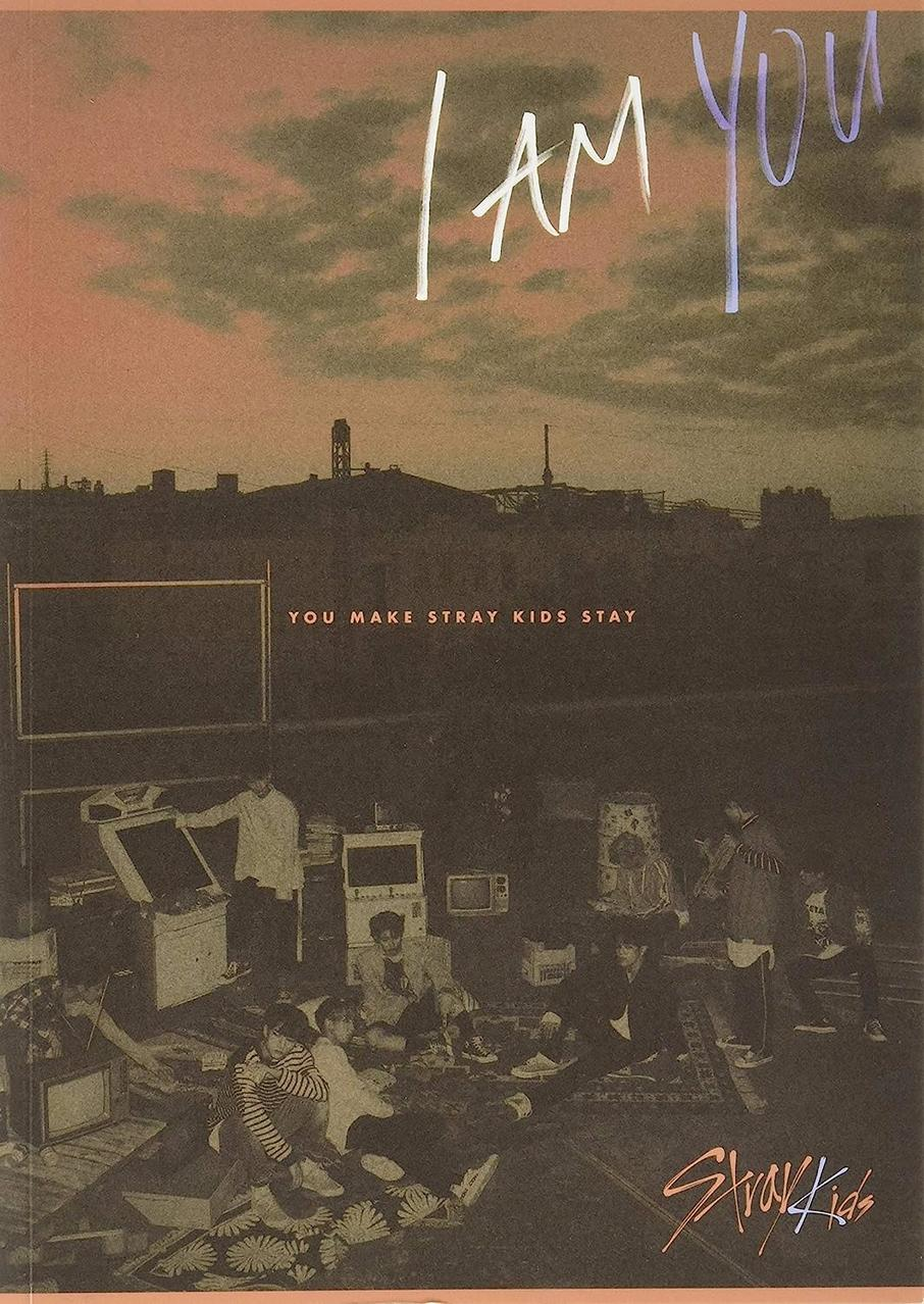 Album borító emberek csoportjával, égbolttal és "I AM YOU" szöveggel. Stray Kids logó.