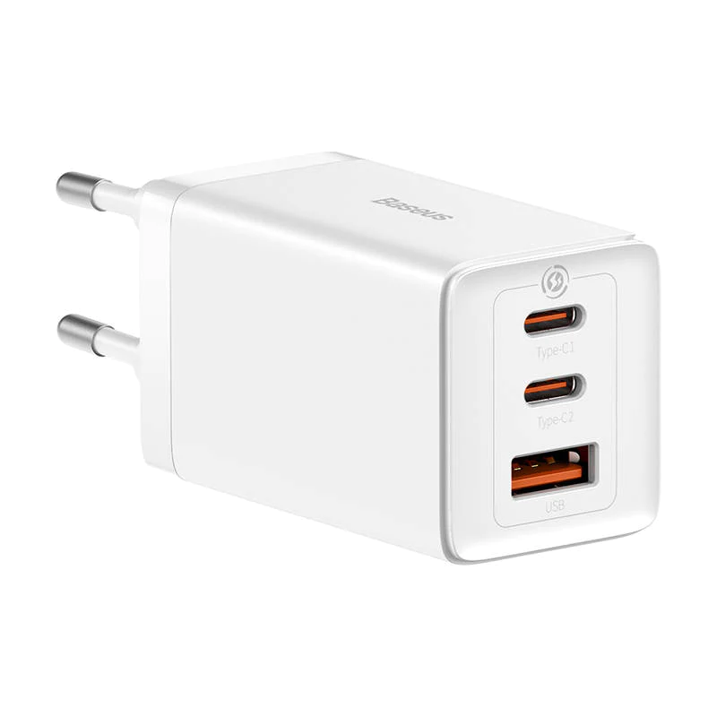 Beyaz Baseus şarj cihazı, üç USB portu, Type-C1, Type-C2 ve USB işaretli ve iki uçlu.