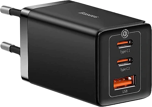 Siyah Baseus şarj cihazı, üç portlu: Type-C1, Type-C2 ve USB. Gümüş renkli iğneler çıkıntı yapıyor.