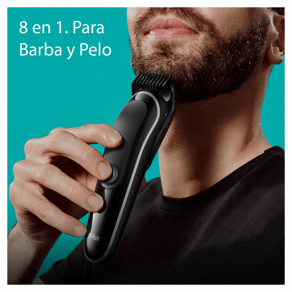 Un hombre se afeita la barba con una recortadora eléctrica negra. Texto: 8 en 1. Para Barba y Pelo.