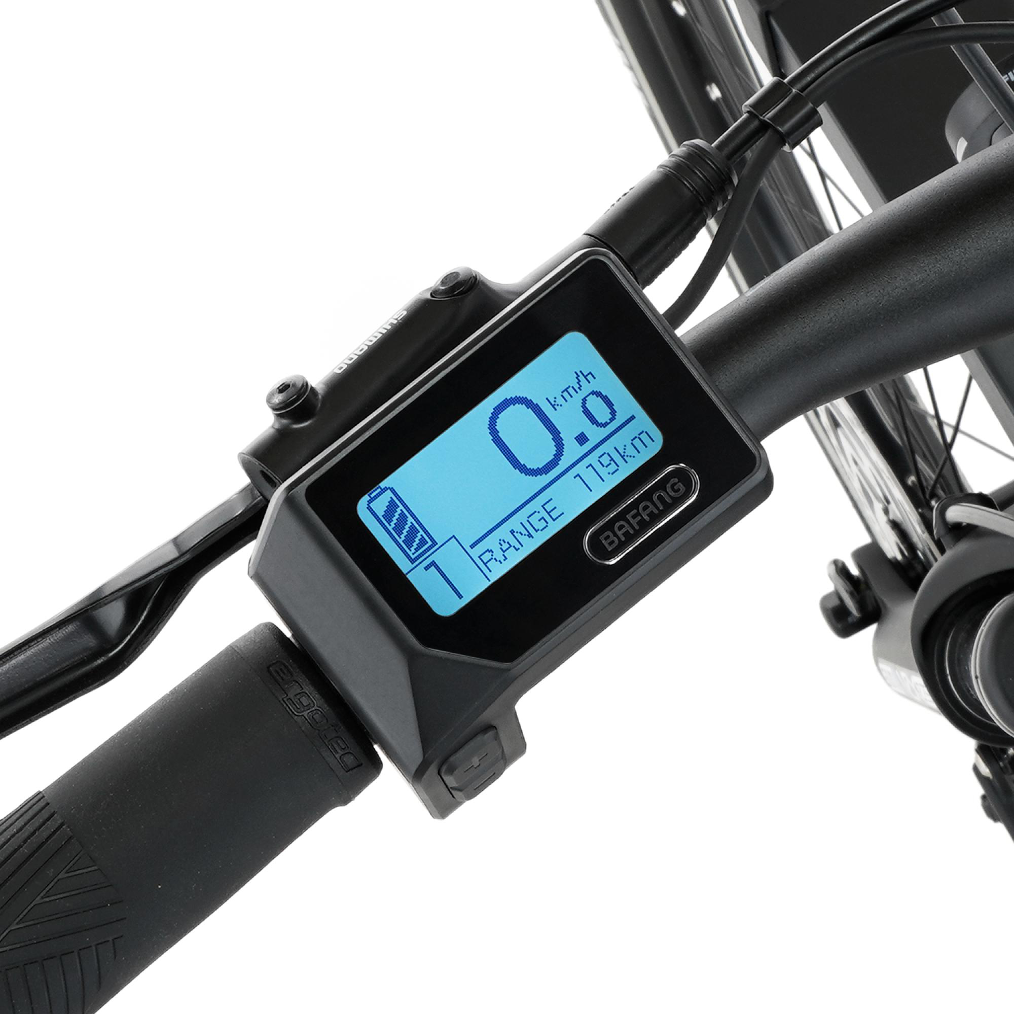 Nahaufnahme eines schwarzen Fahrradlenkers mit Anzeige von Geschwindigkeit und Reichweite.