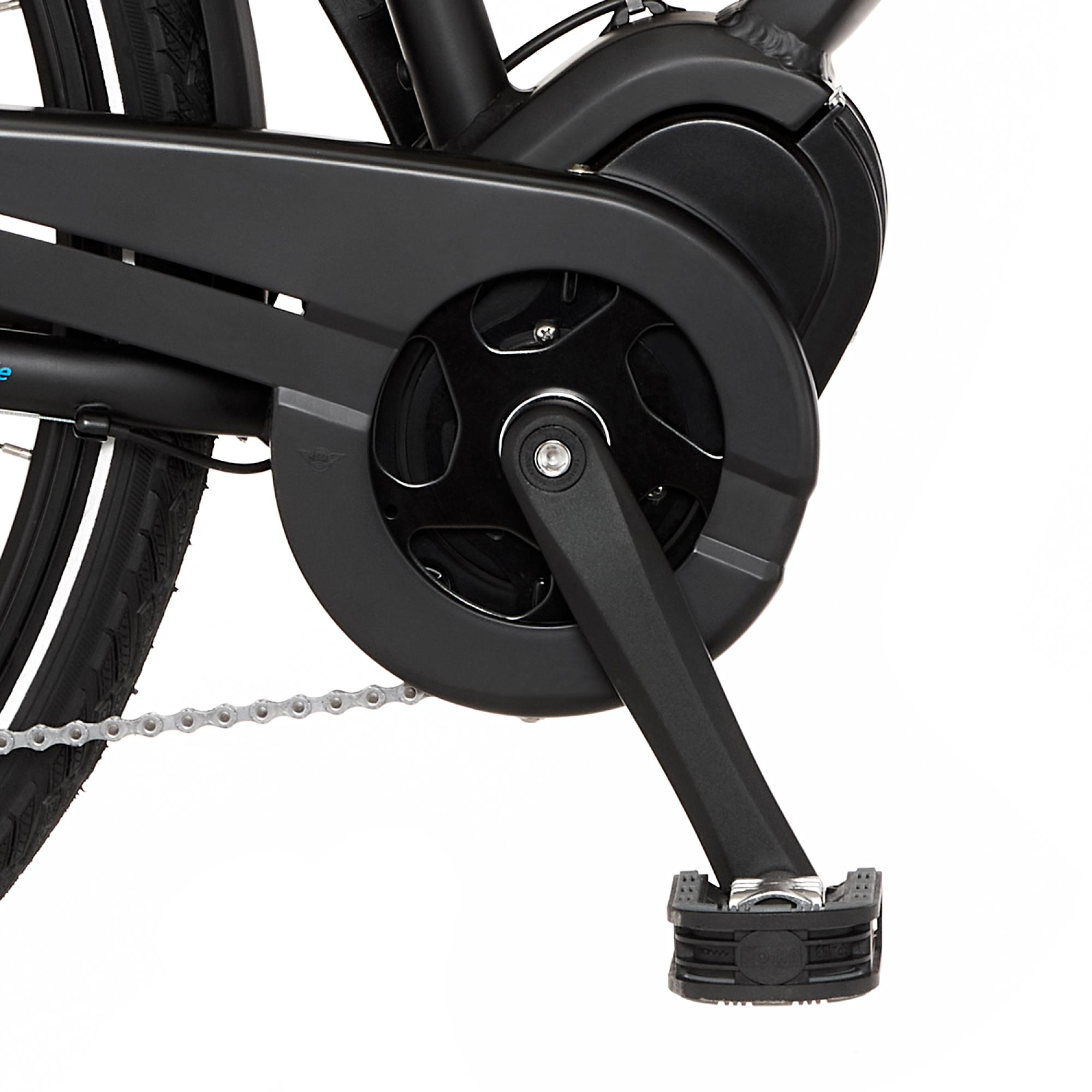 Schwarze Fahrradkomponenten, einschließlich Kurbelsatz, Kette und Pedal. Der Hintergrund ist weiß.