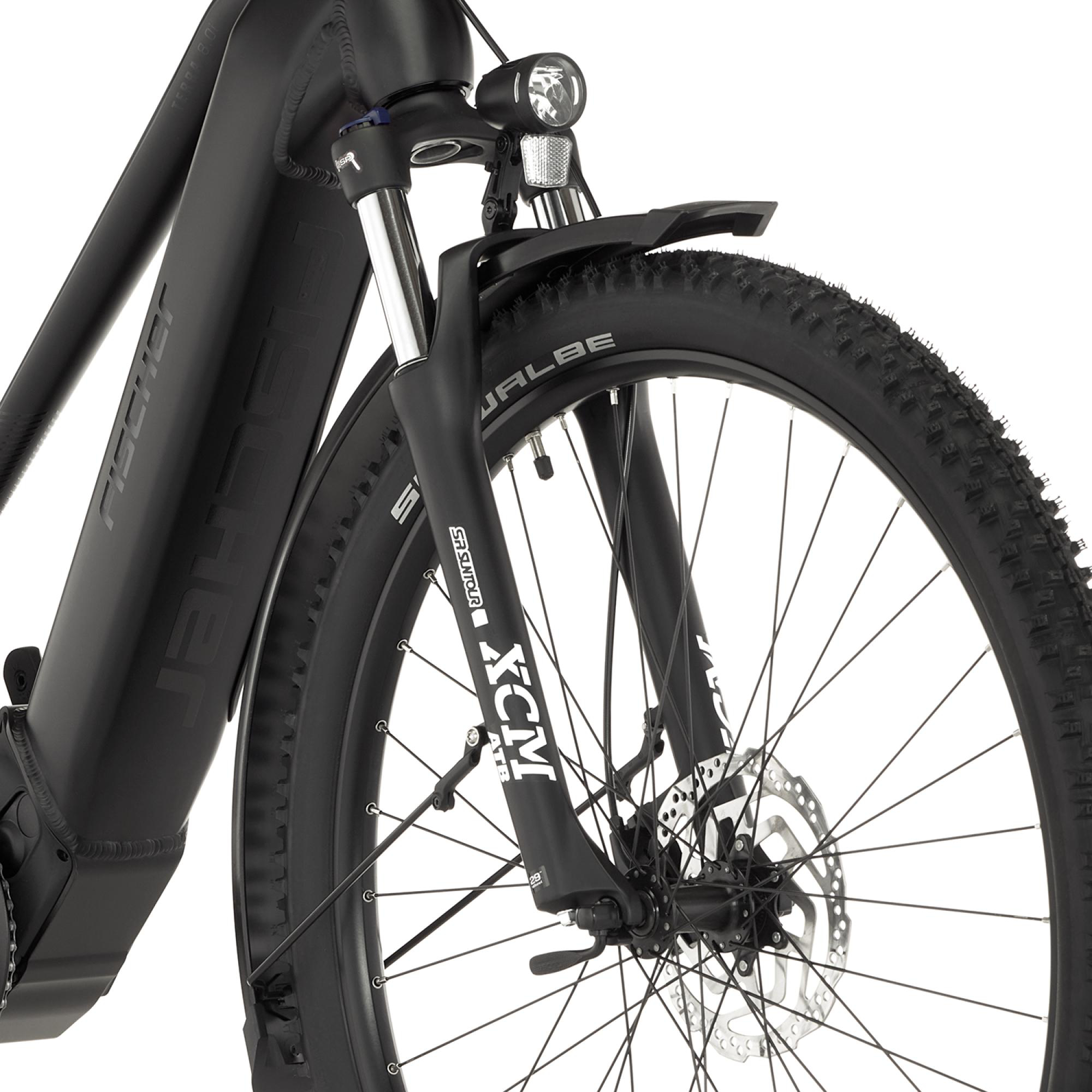 Nahaufnahme eines schwarzen E-Bike-Rads und einer Vorderradgabel, mit Scheinwerfer und Reifen.