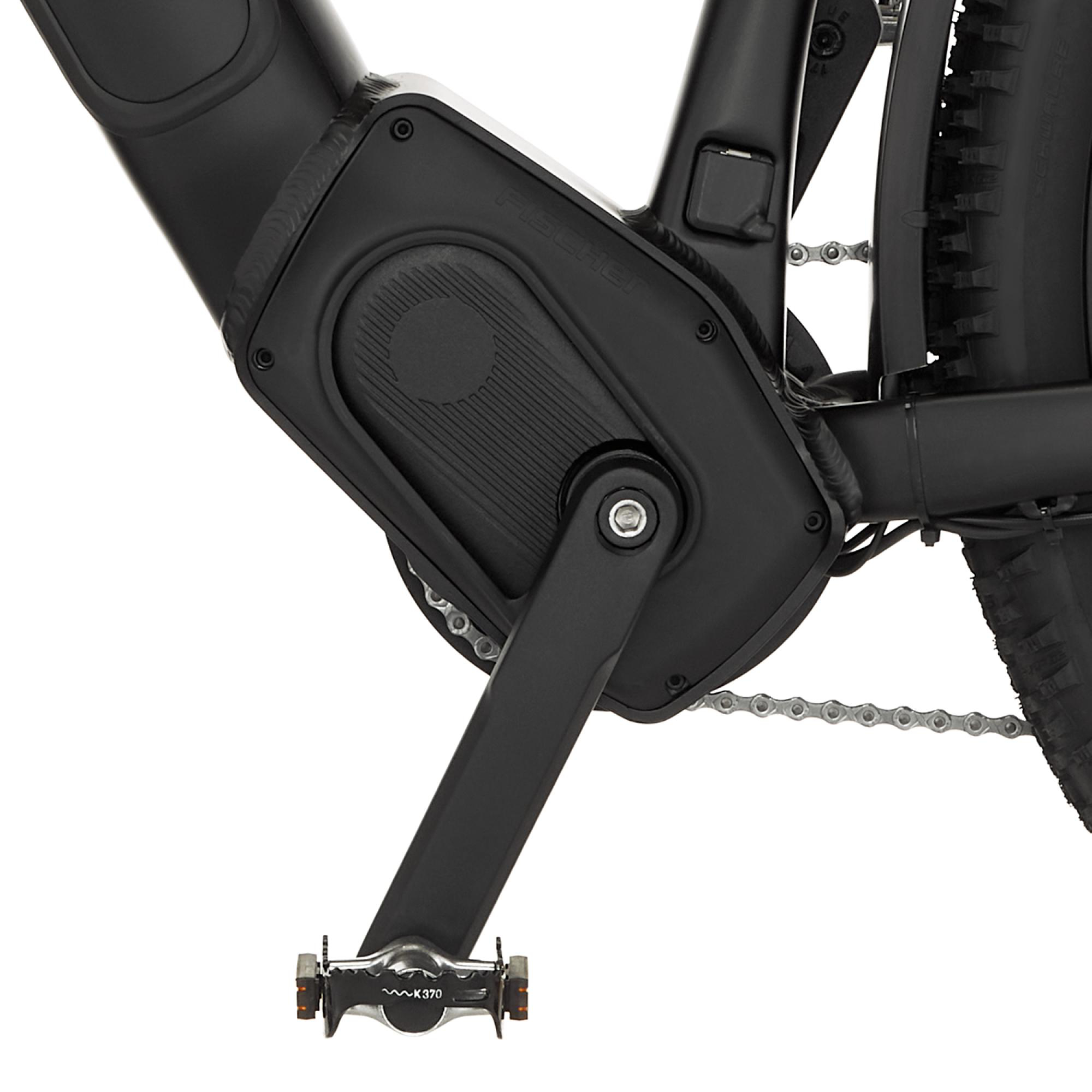 Elektrofahrradmotor und Pedal. Schwarz, Kette sichtbar. Weißer Hintergrund.