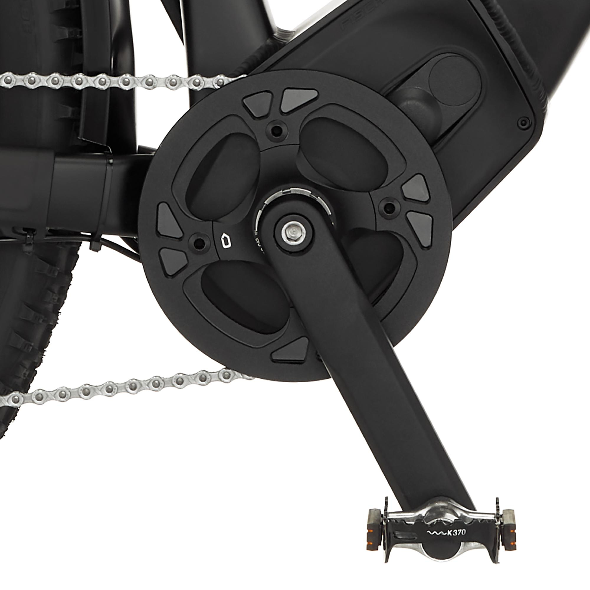 Ein schwarzes Fahrradpedal mit Kette und Zahnrädern.