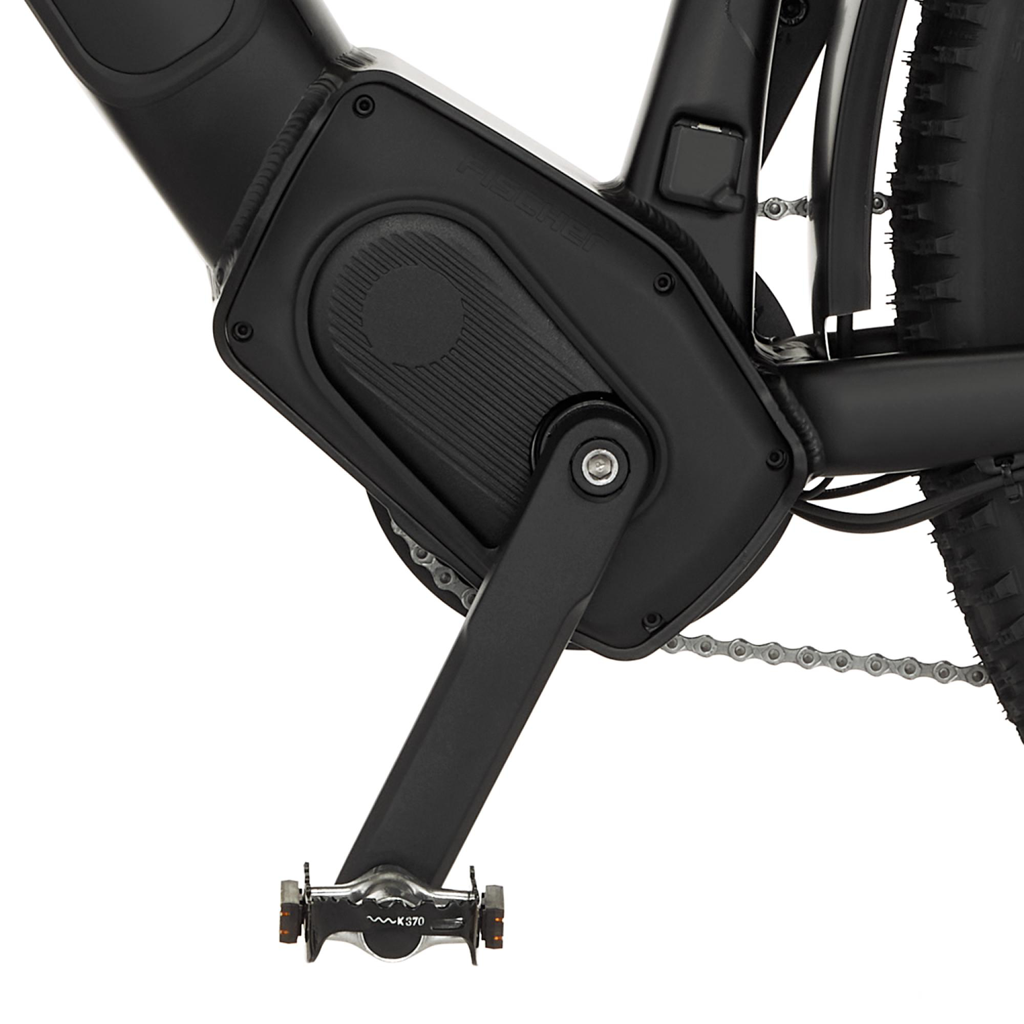 Schwarzer Elektromotor für Fahrrad mit Pedalen und Kette.