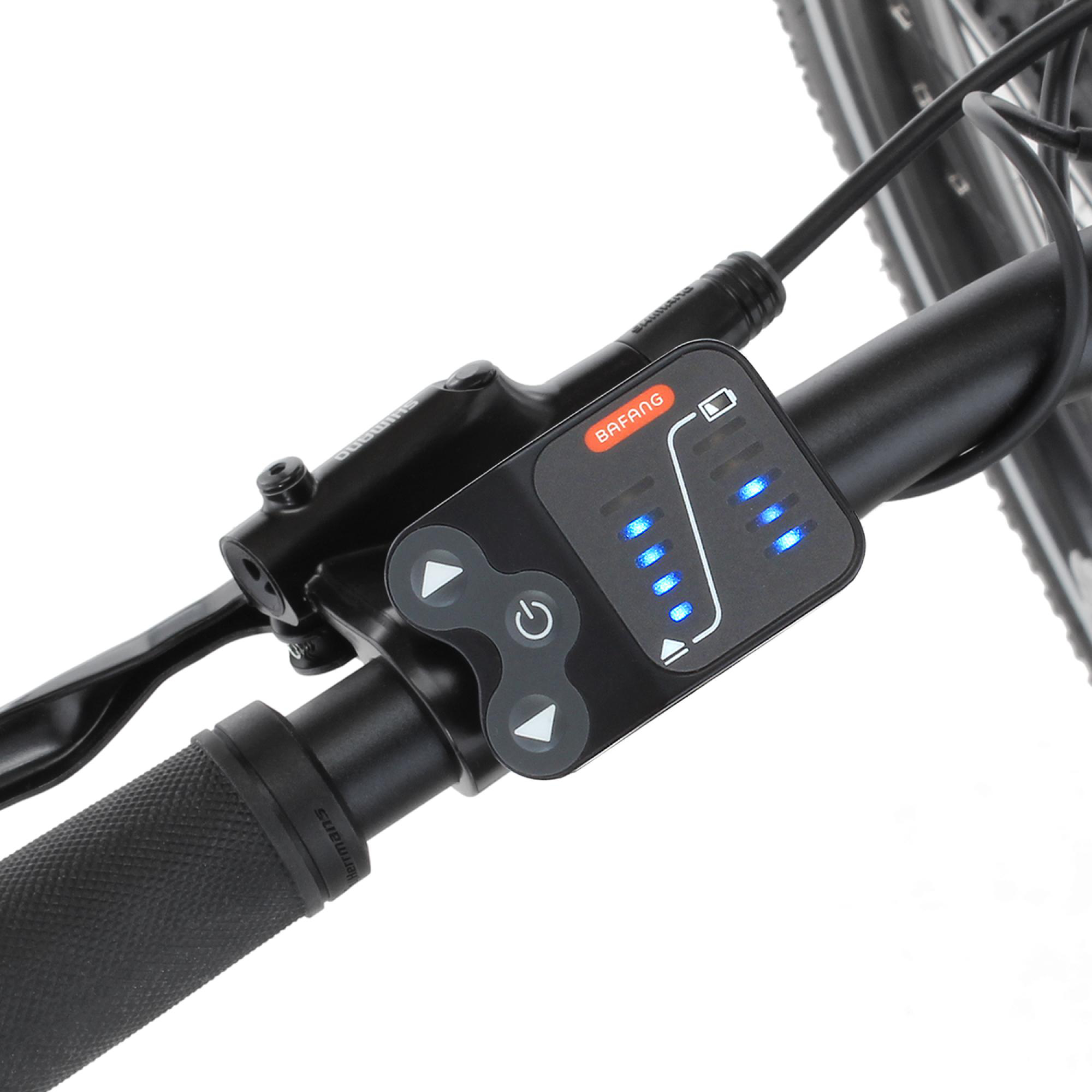 Nahaufnahme eines Fahrradlenkers. Er hat ein Bedienfeld mit Tasten und Batteriestandsanzeigen.