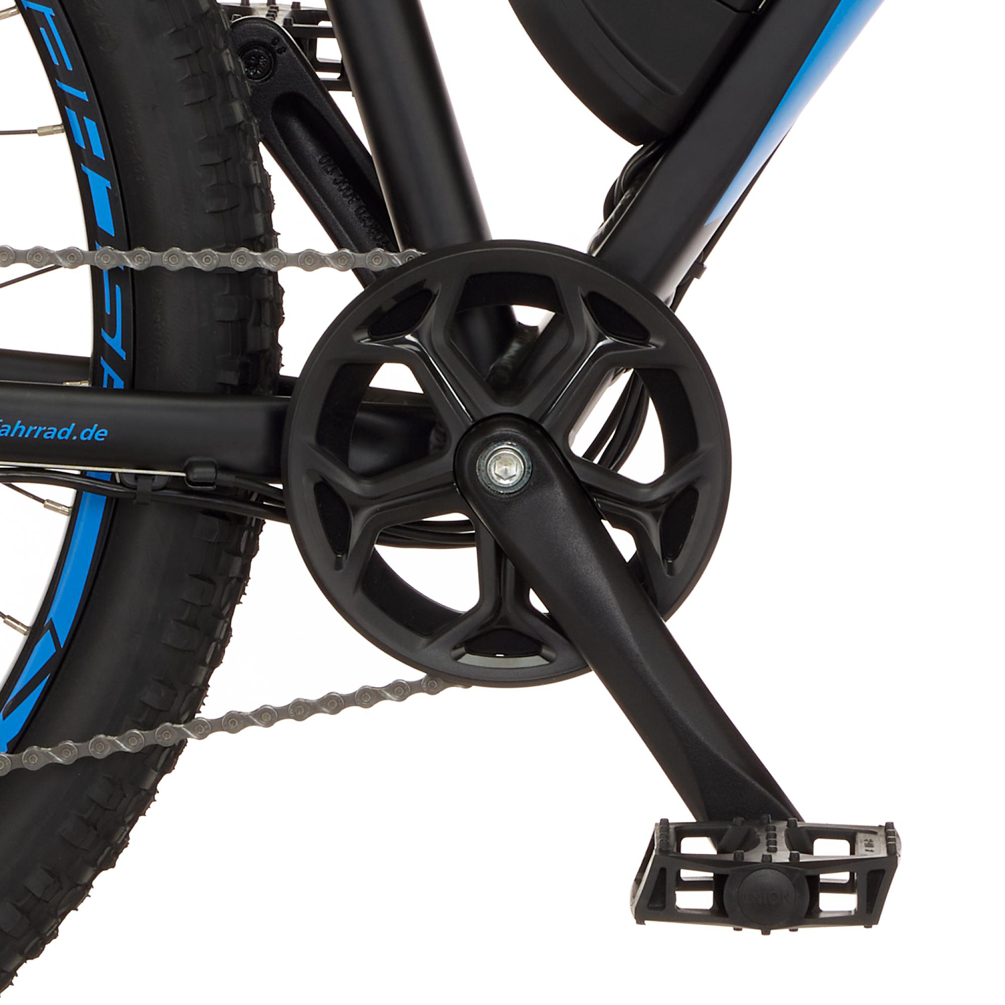 Schwarz-blauer E-Bike-Antriebsstrang. Kette und Pedal sichtbar. Kurbelsatz ist schwarz.