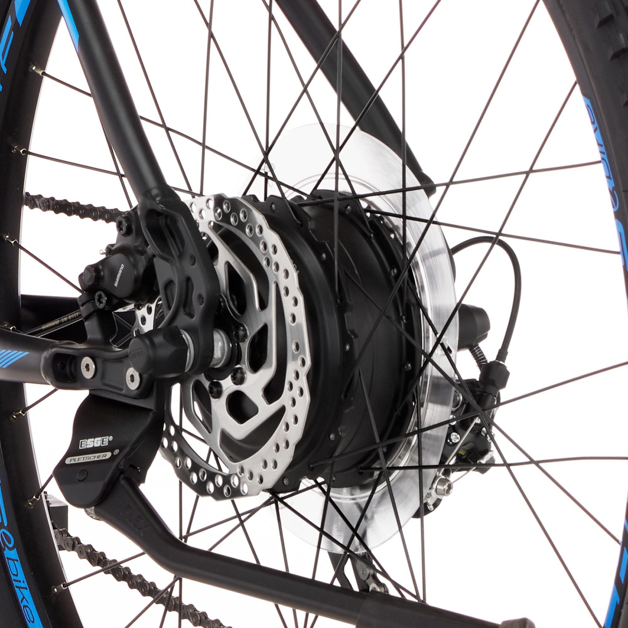 Nahaufnahme des hinteren Mechanismus eines Fahrradrads. Schwarze und blaue Farben.