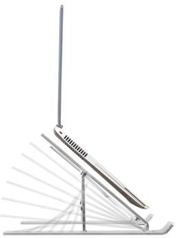 Ordinateur portable sur un support réglable. Le support est argenté et l'ordinateur portable est ouvert.