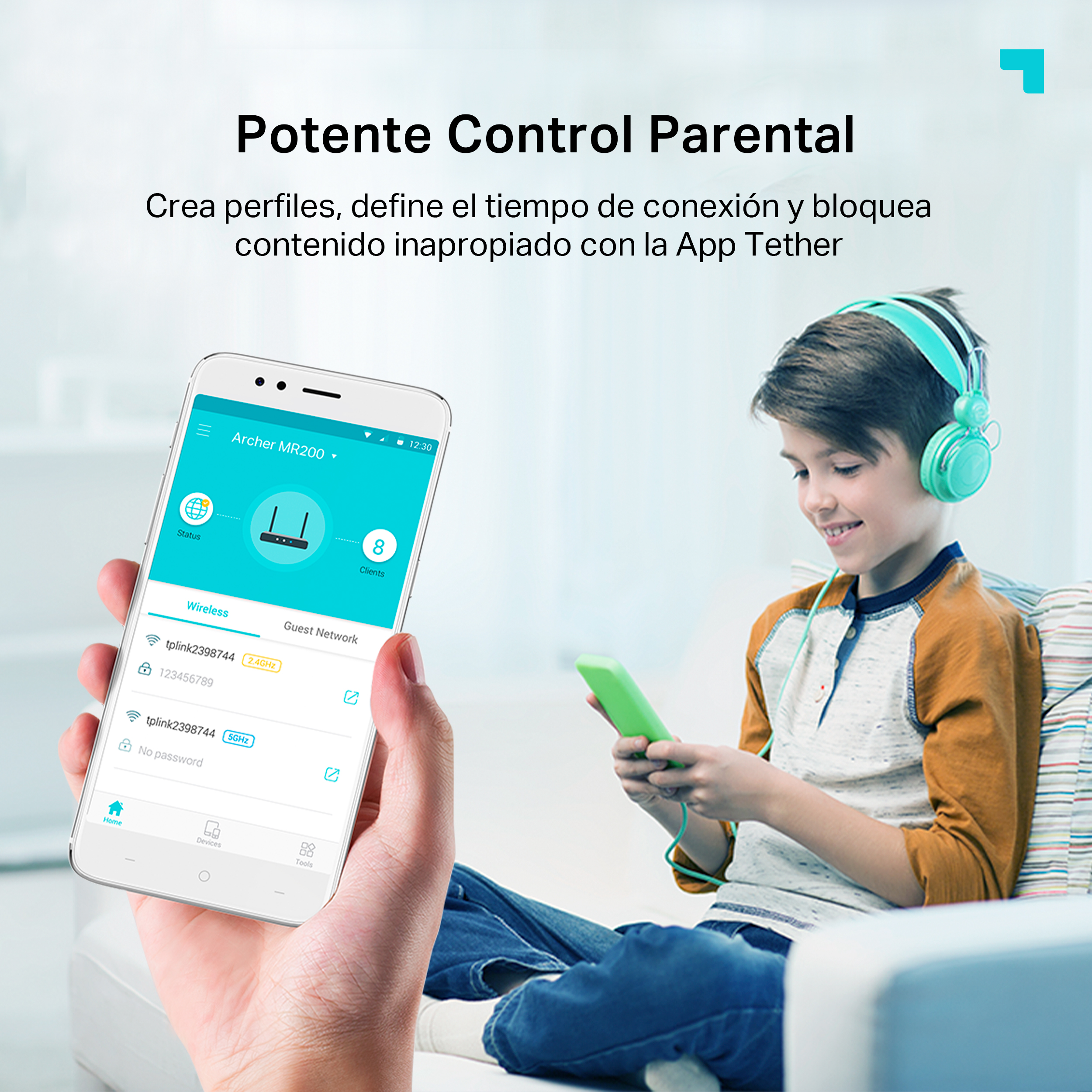 Una persona sosteniendo un teléfono que muestra una configuración de red inalámbrica.