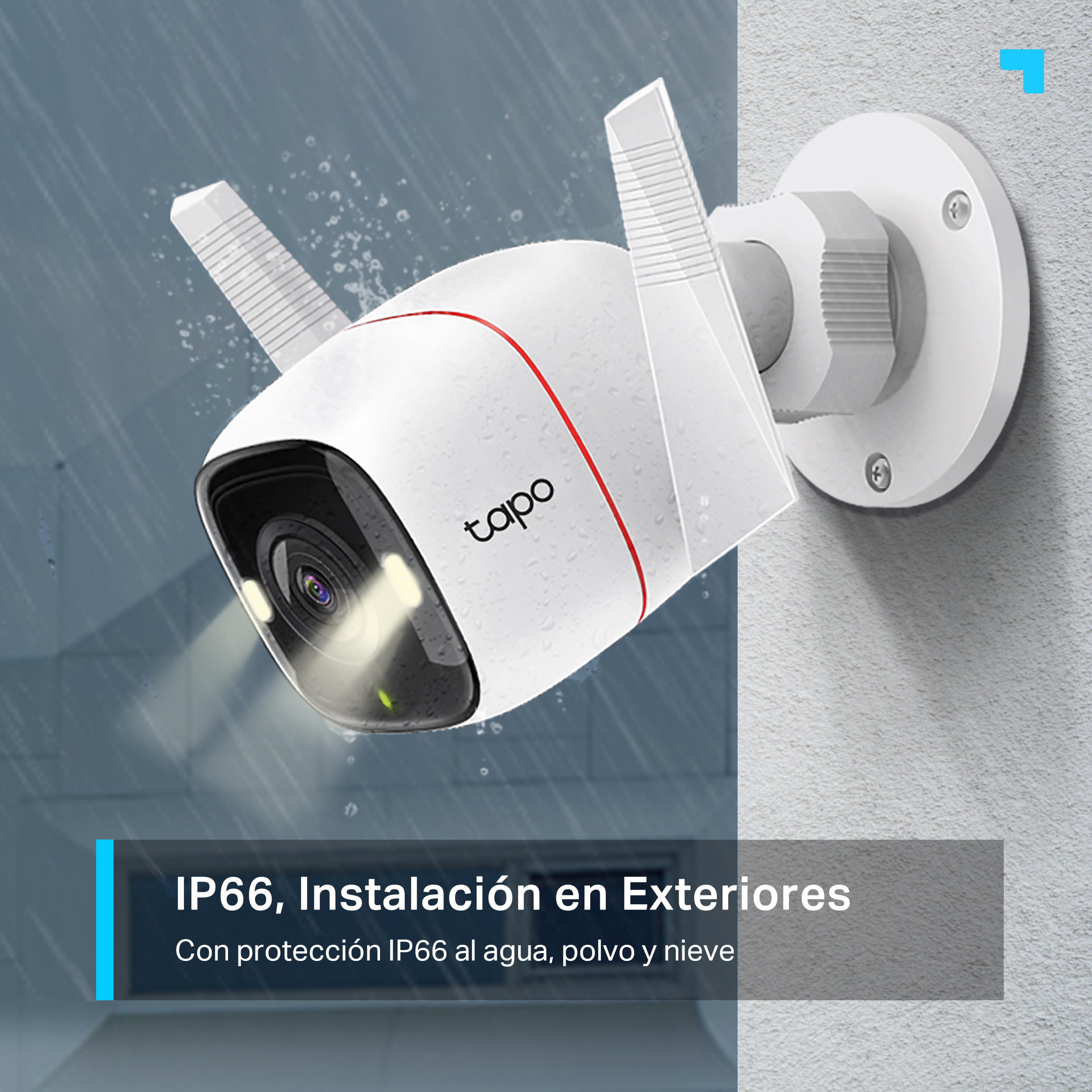 Cámara de seguridad Tapo blanca montada en la pared, con antenas y un acento rojo, contra cielo azul.