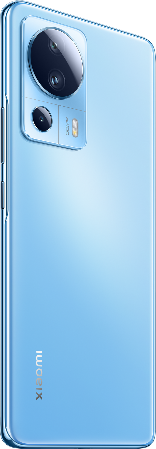 Un teléfono celular azul claro sobre un fondo blanco. El teléfono tiene tres cámaras y el logo de Xiaomi.