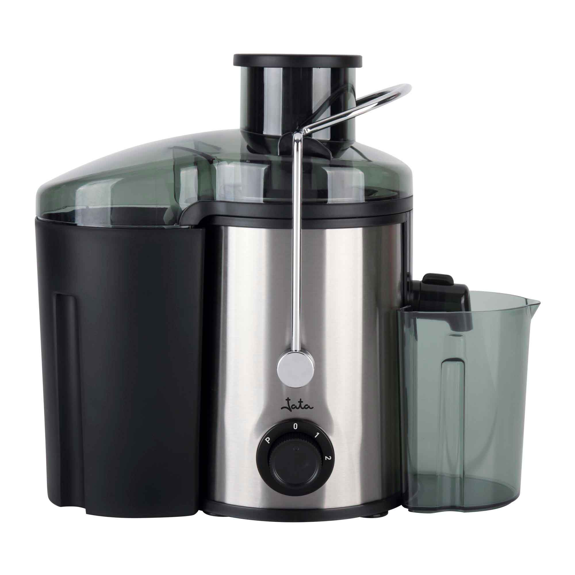 Una exprimidora de acero inoxidable con tapa negra, un botón y un recipiente para jugo sobre fondo blanco.