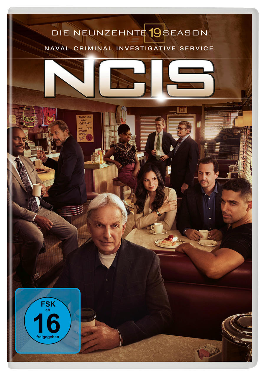 Couverture du DVD NCIS. Distribution assise dans un restaurant, avec titre et logo.