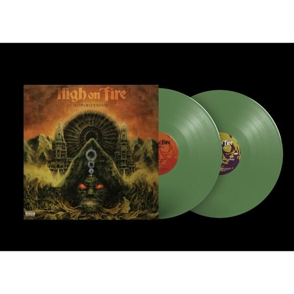 Zwei grüne Vinylplatten liegen neben einem High On Fire Albumcover auf schwarzem Untergrund.