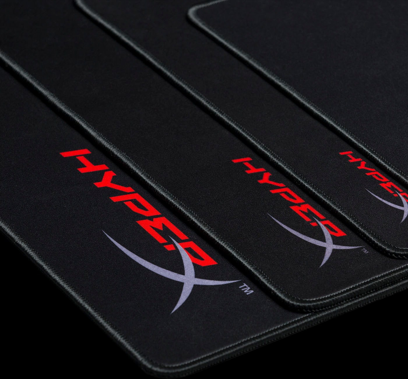 Schwarze Mauspads mit rotem HYPERX-Logo, TM, in einer Reihe.