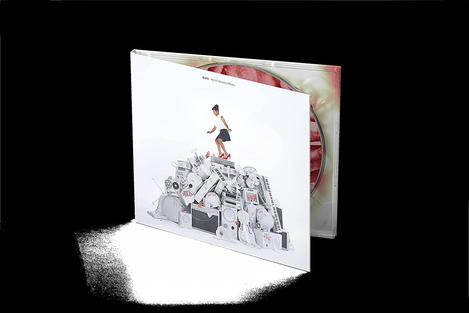 Albumcover mit einer Person auf einem Haufen von Objekten. Die CD ist teilweise sichtbar.