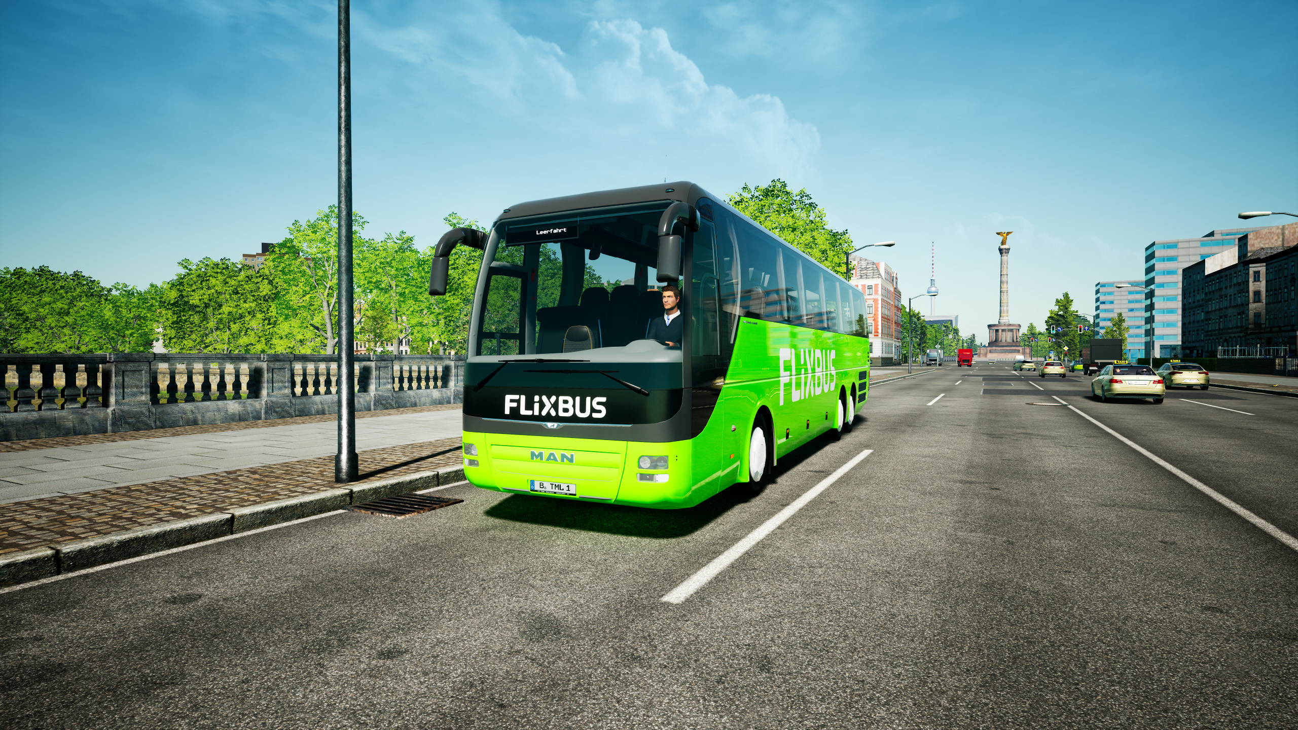 Flixbus vert sur une route avec des arbres et des bâtiments en arrière-plan.