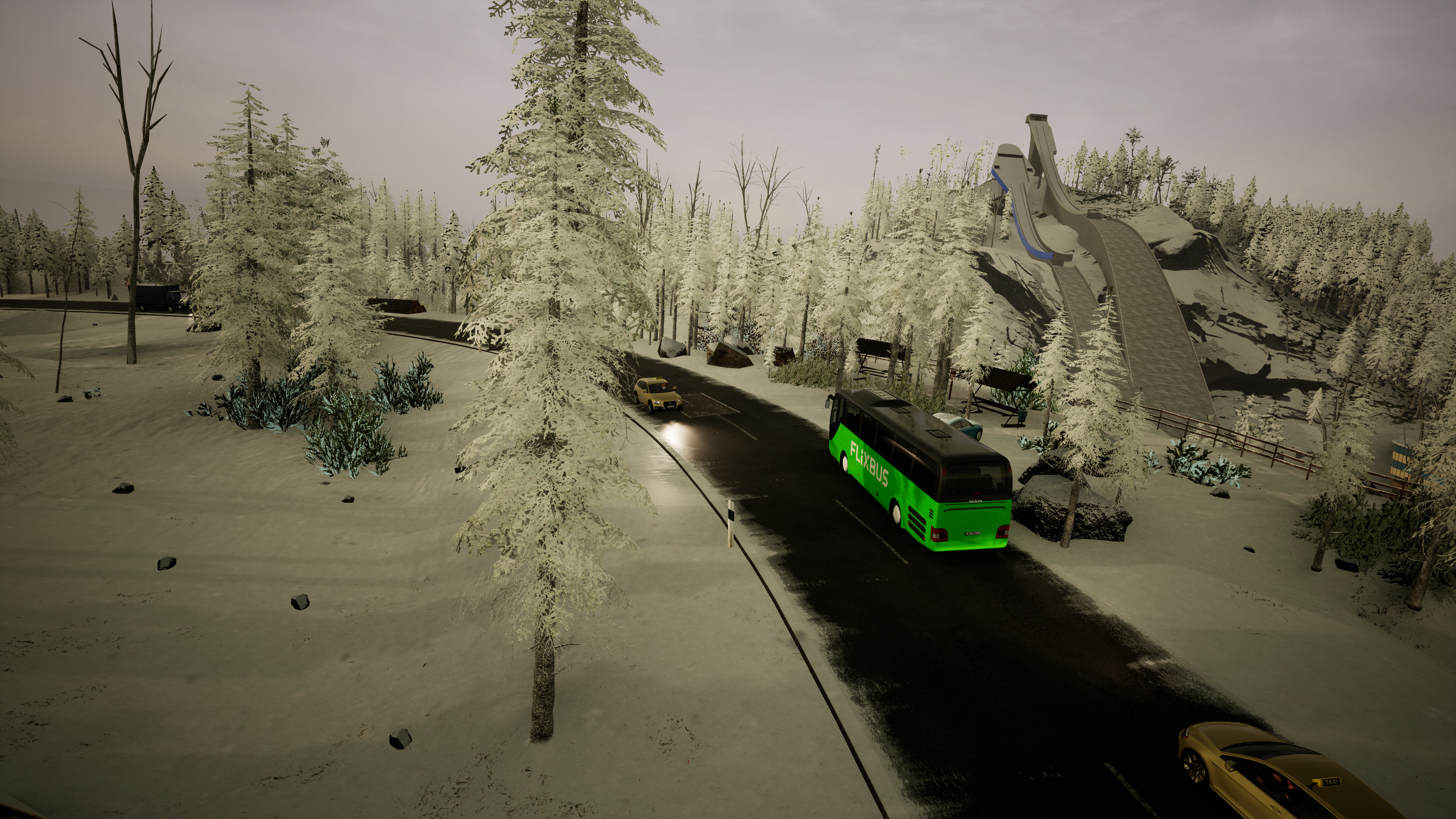 Paysage hivernal avec route. Bus vert et voiture jaune sur la route. Arbres enneigés.