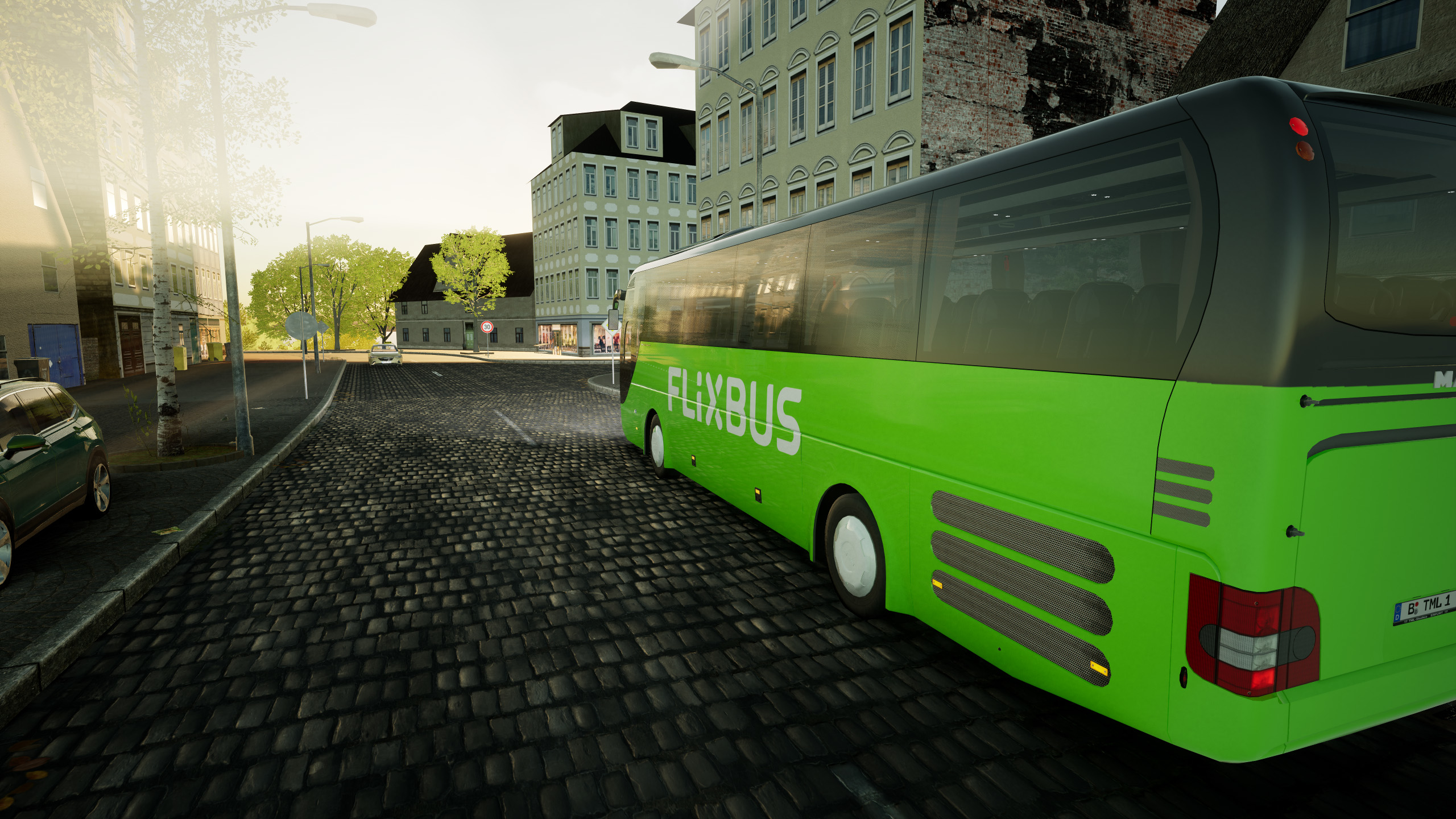 Un Flixbus vert dans la rue, avec des bâtiments et le ciel en arrière-plan.