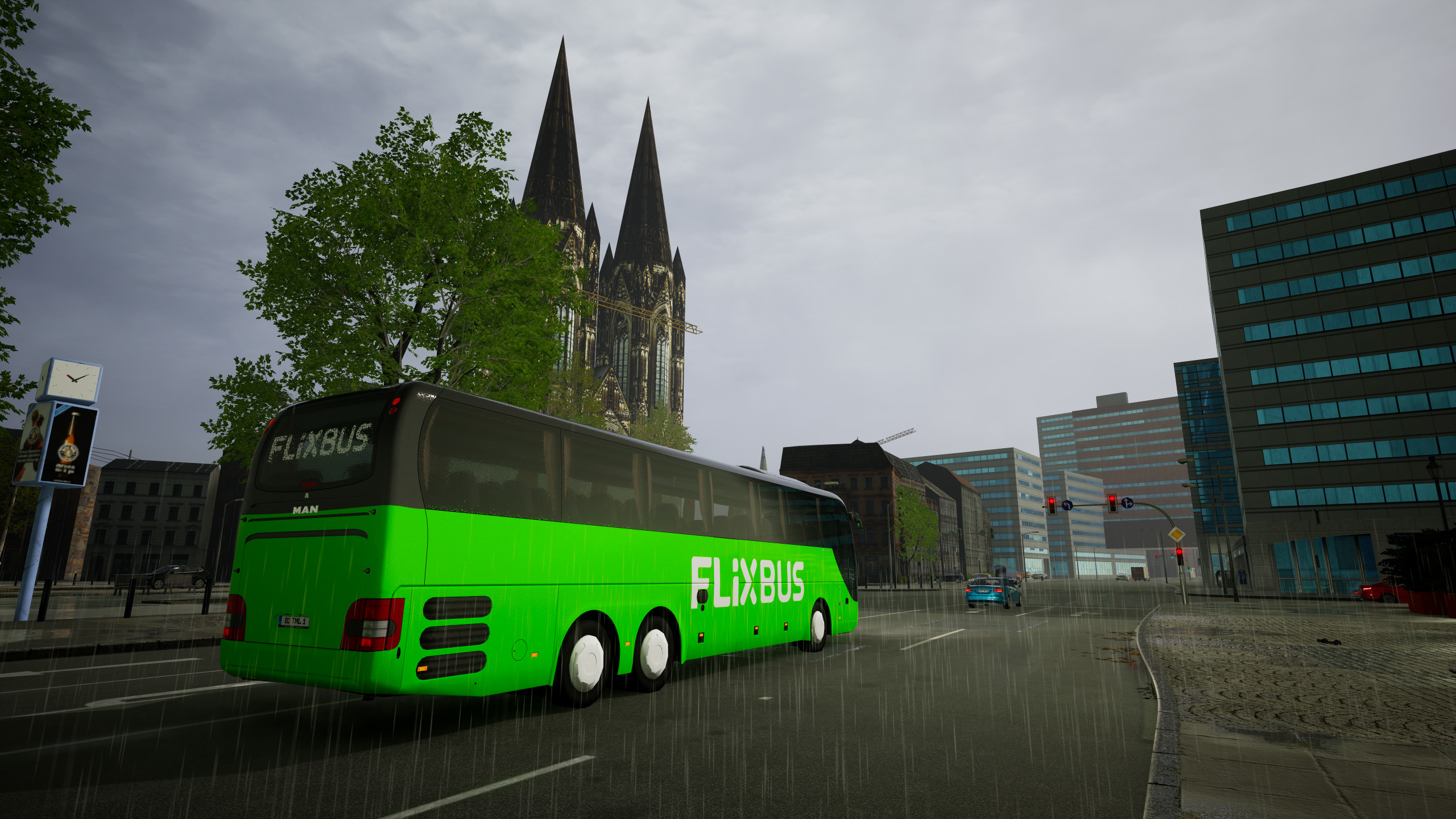 Un bus Flixbus vert circulant sur une route mouillée dans une ville avec de grands bâtiments.