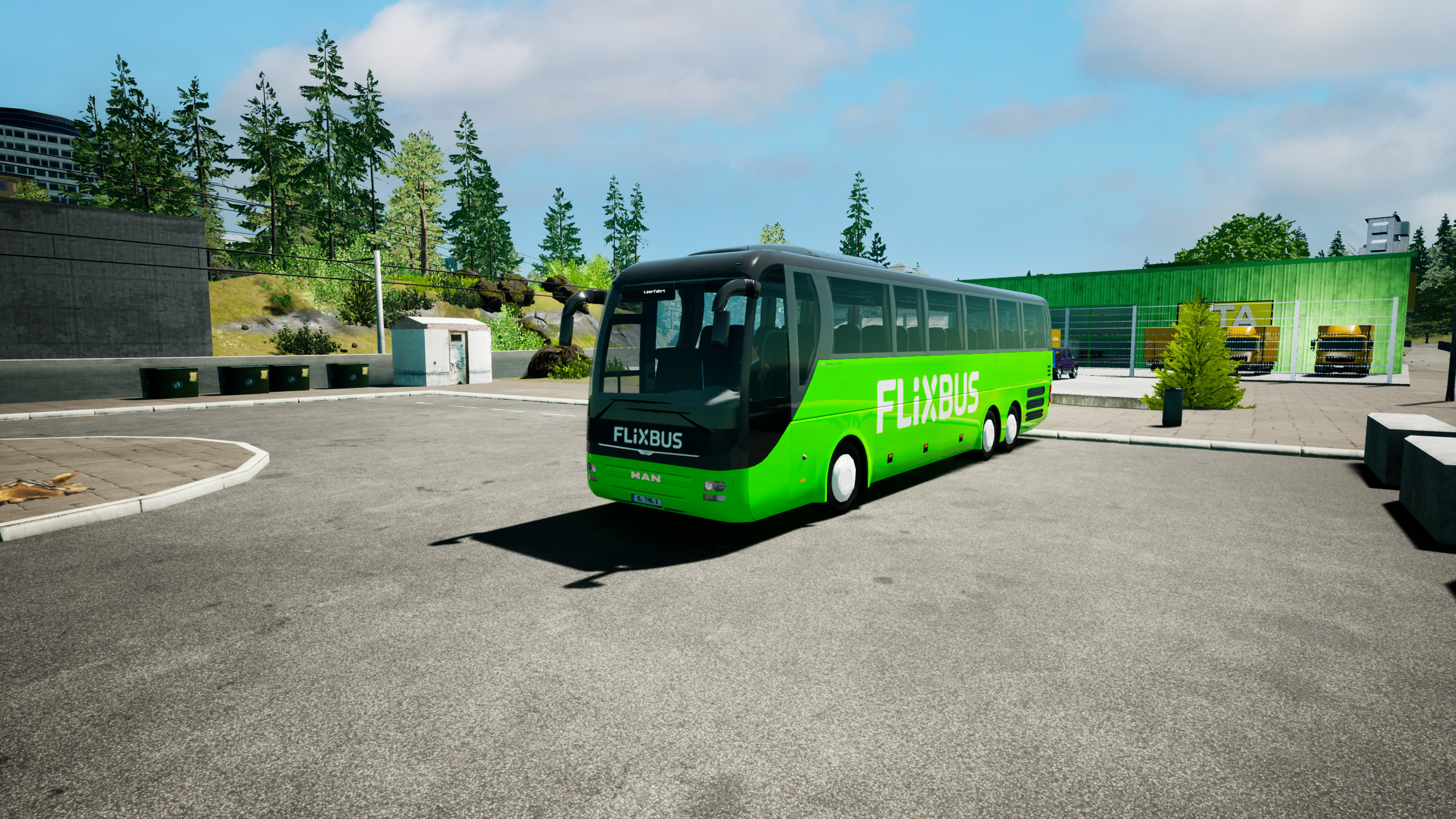 Un bus Flixbus est garé sur un parking. Le bus est vert et porte le logo Flixbus.