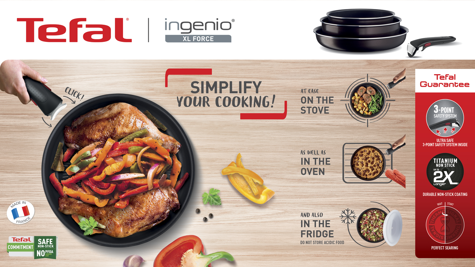 Tefal tencere takımı ve yemek. Bir el tava tutuyor, pişmiş yemeğin yanında. Sağda diğer tavalar.