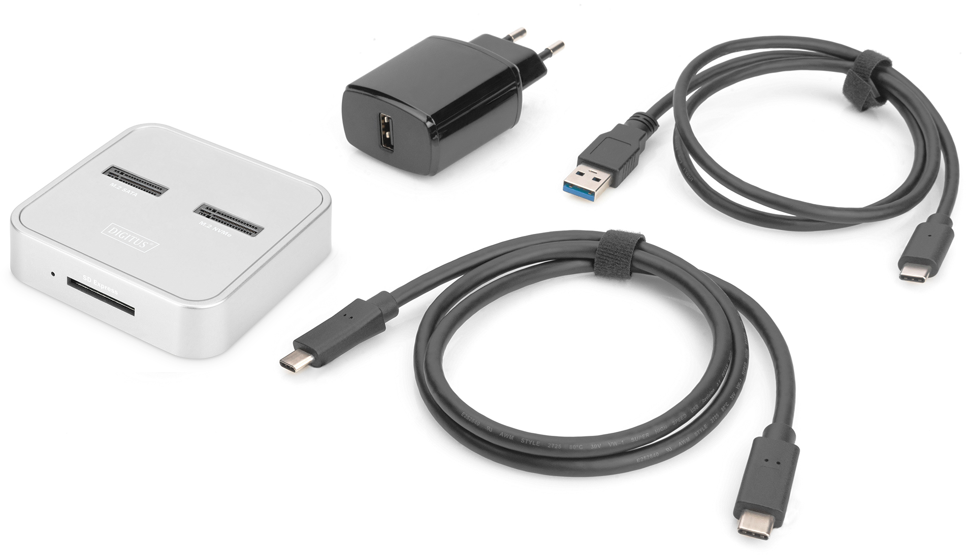 Silberner Kartenleser, schwarzes Ladegerät und schwarze USB-Kabel auf weißer Oberfläche.