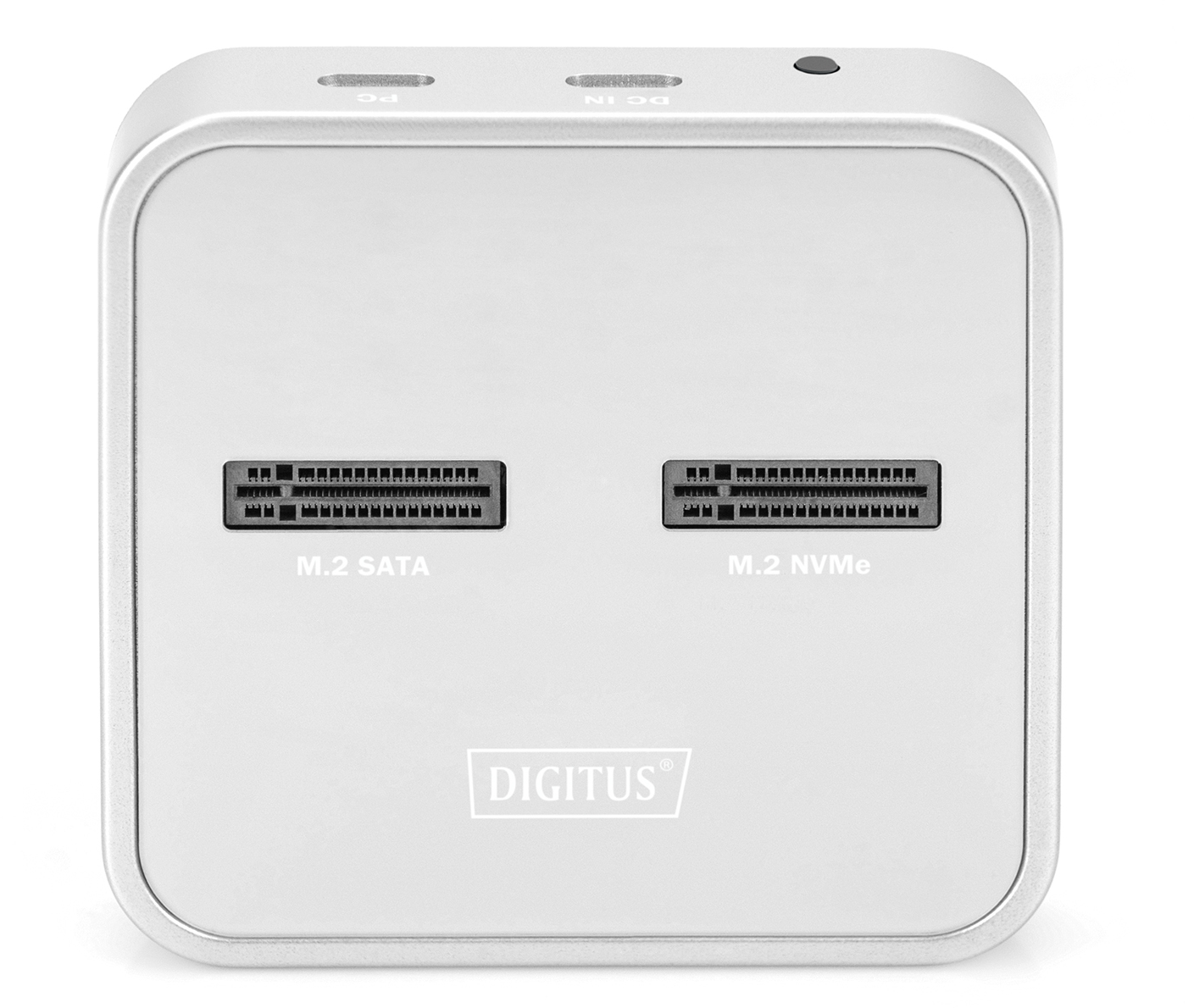 Silbernes Gerät mit zwei Anschlüssen, beschriftet mit M.2 SATA und M.2 NVMe. Der Markenname DIGITUS ist sichtbar.
