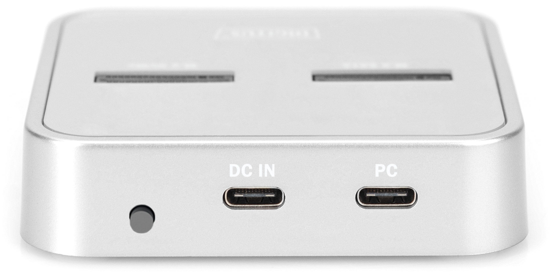 Silbernes Gerät mit zwei USB-Anschlüssen und einem Stromeingang, Nahaufnahme, weißer Hintergrund.